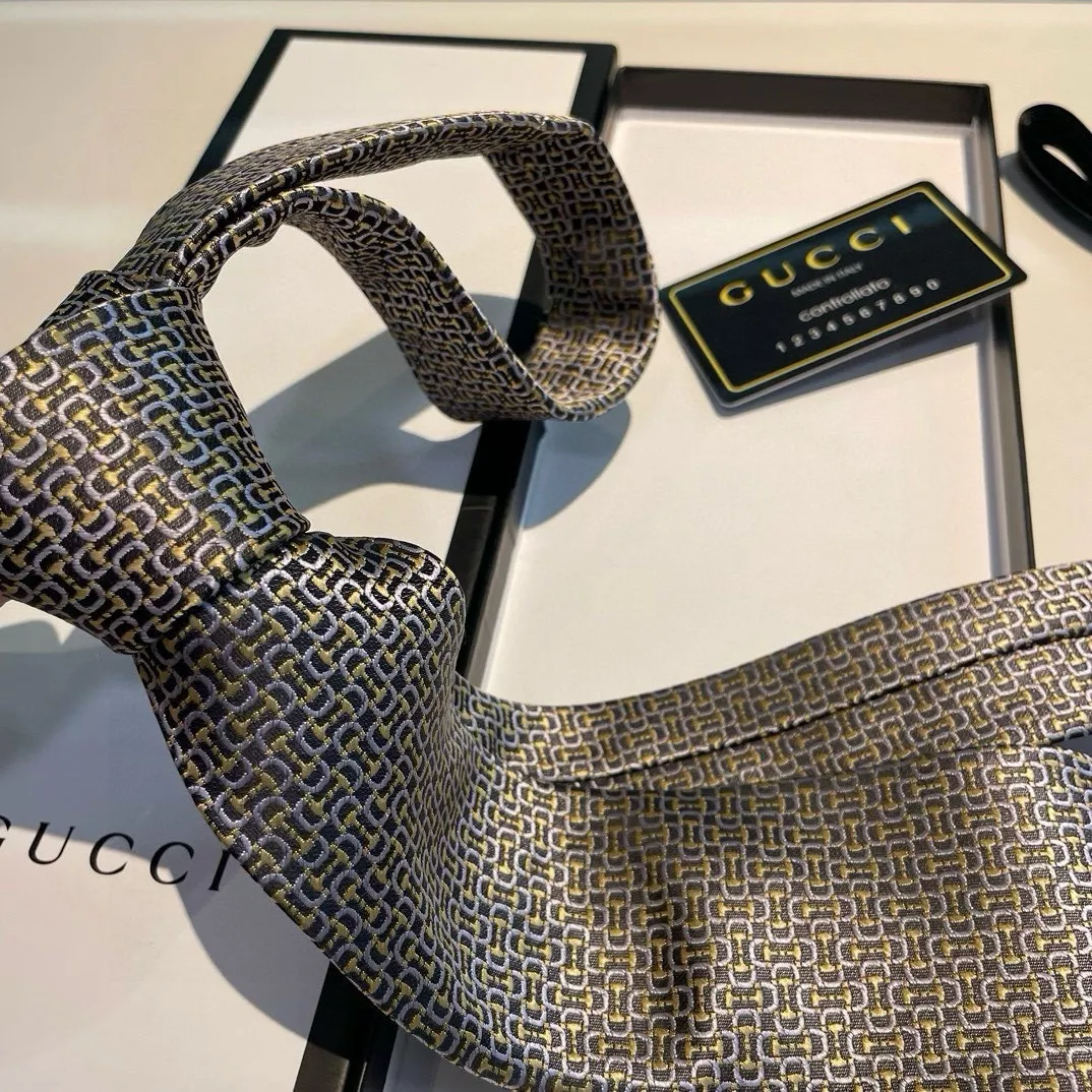 Gucci Necktie Bold 4279