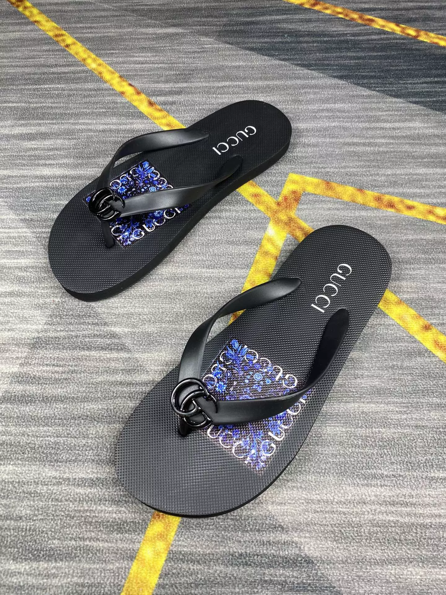 Gucci Slippers For Men Functional 7408