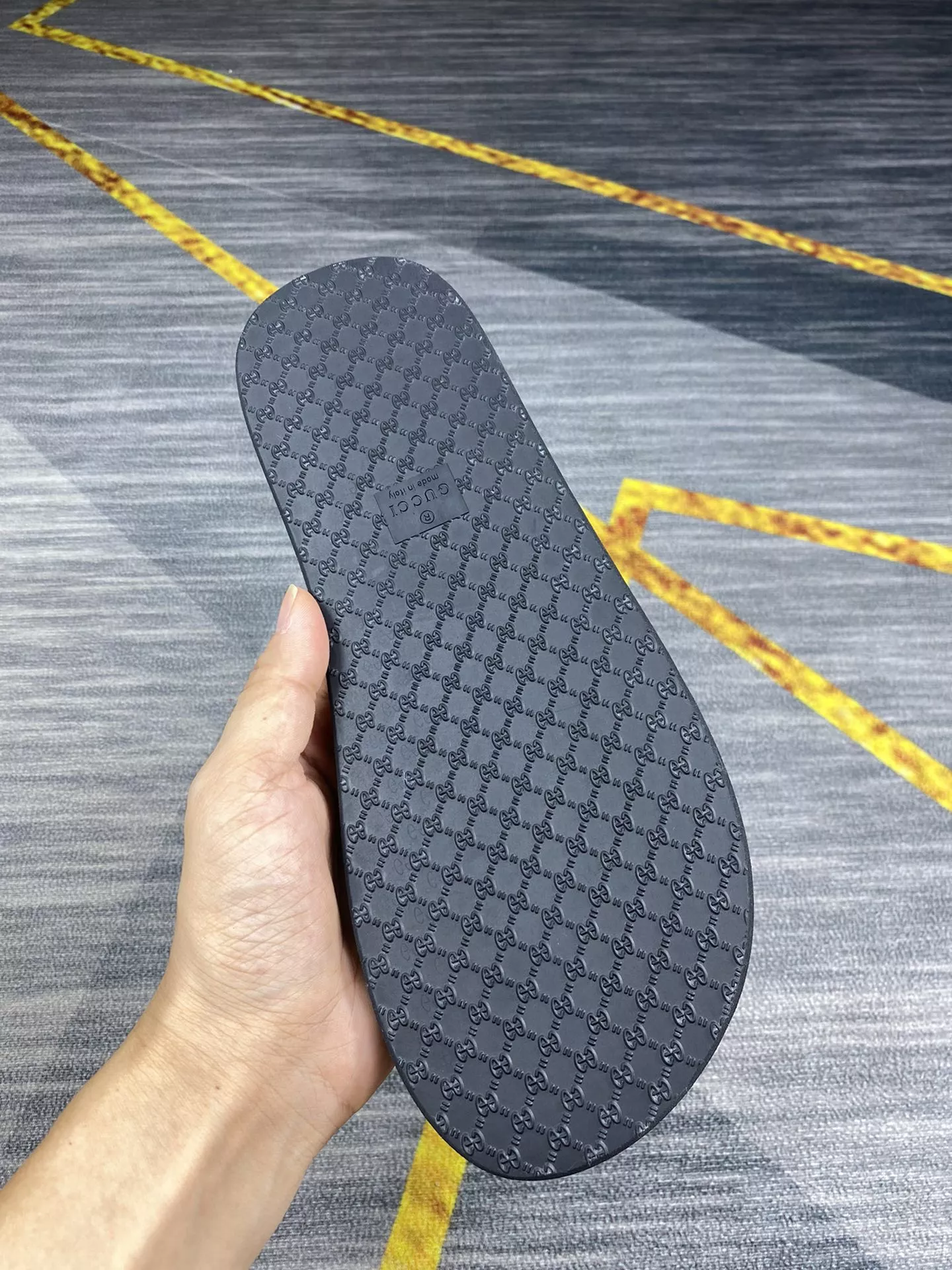 Gucci Slippers For Men Functional 7408