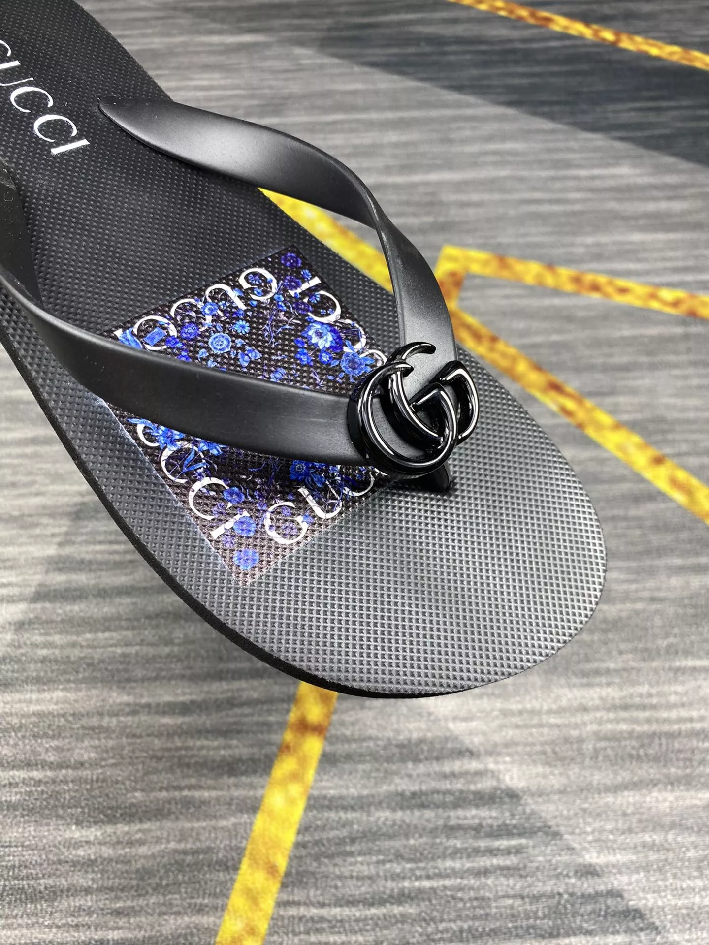 Gucci Slippers For Men Functional 7408