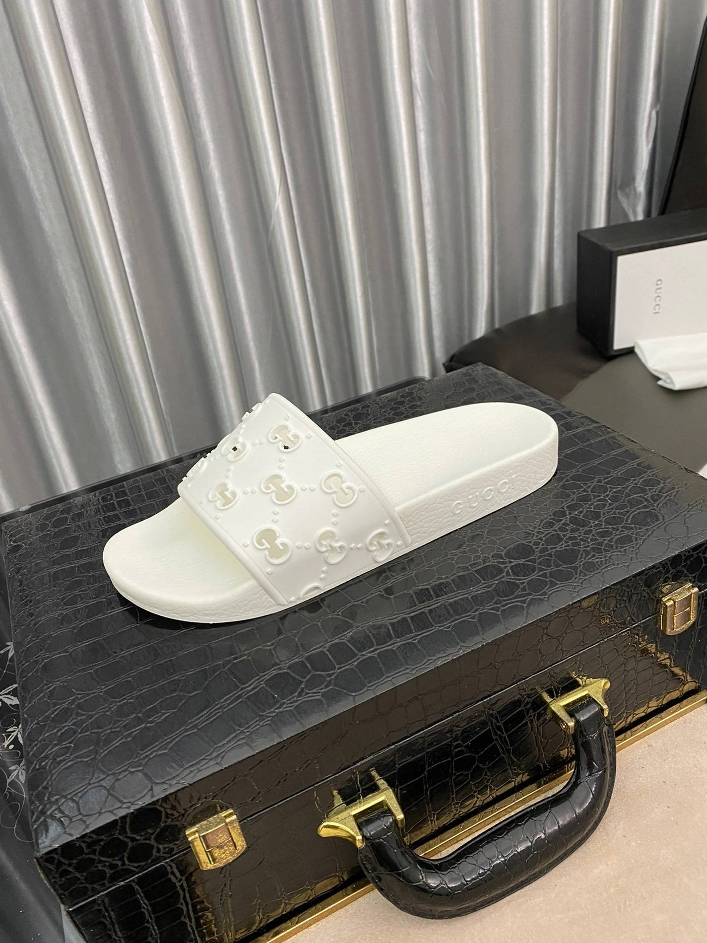 Gucci Slippers For Men Minimalist 6640