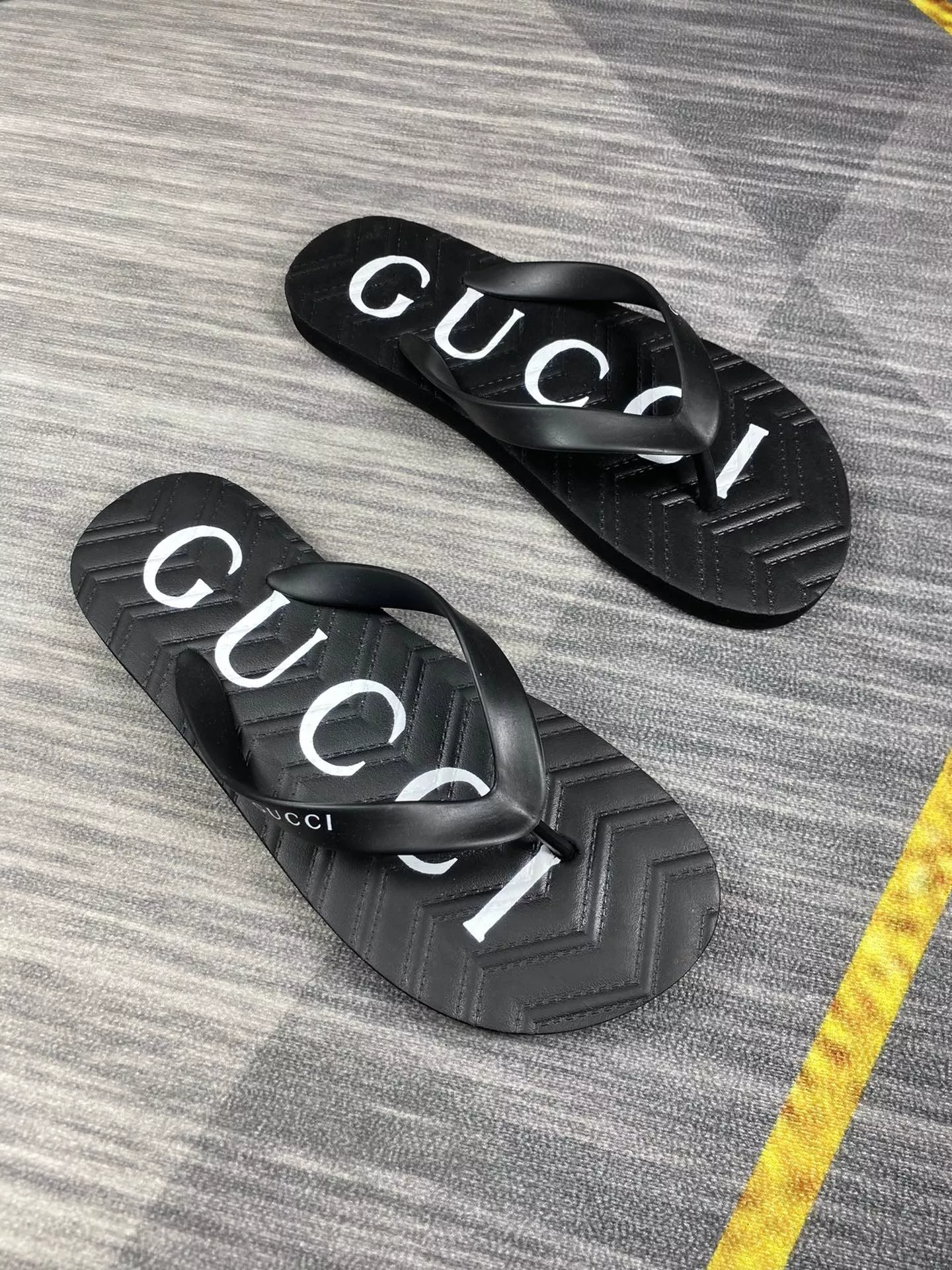 Gucci Slippers For Men Trendsetting 4994