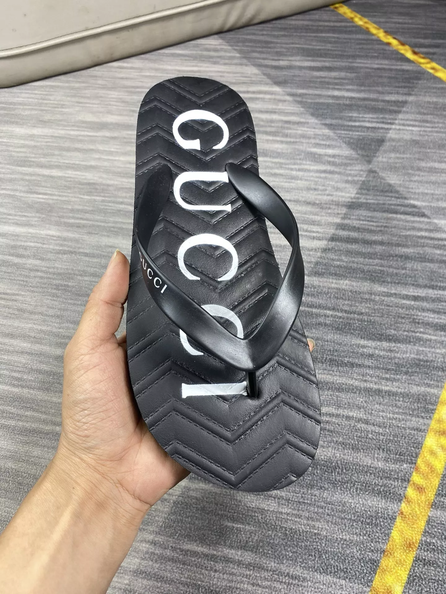 Gucci Slippers For Men Trendsetting 4994