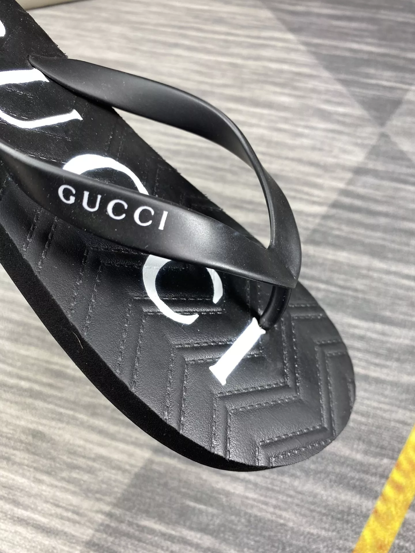 Gucci Slippers For Men Trendsetting 4994