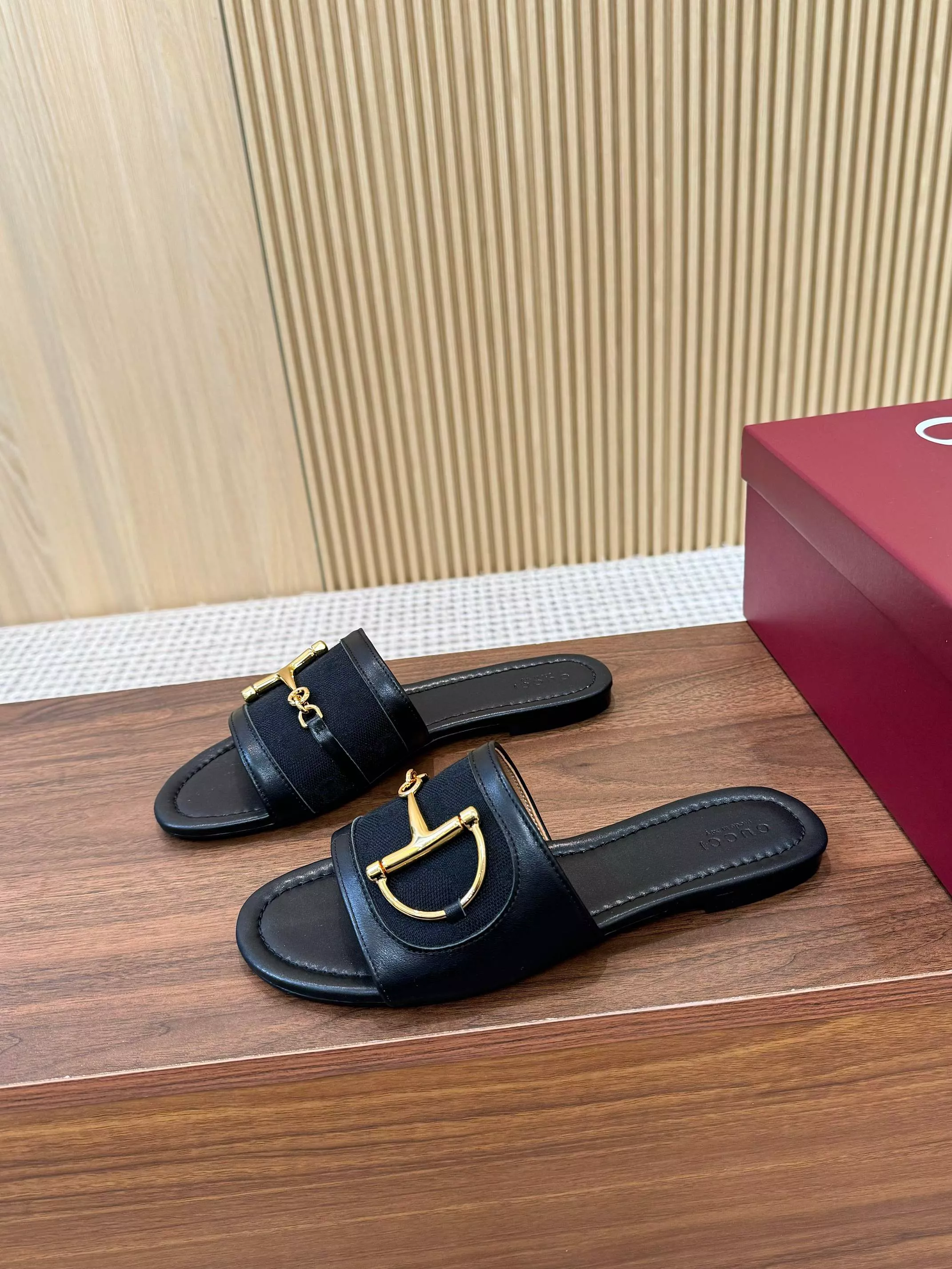 Gucci Slippers For Women Functional 7311