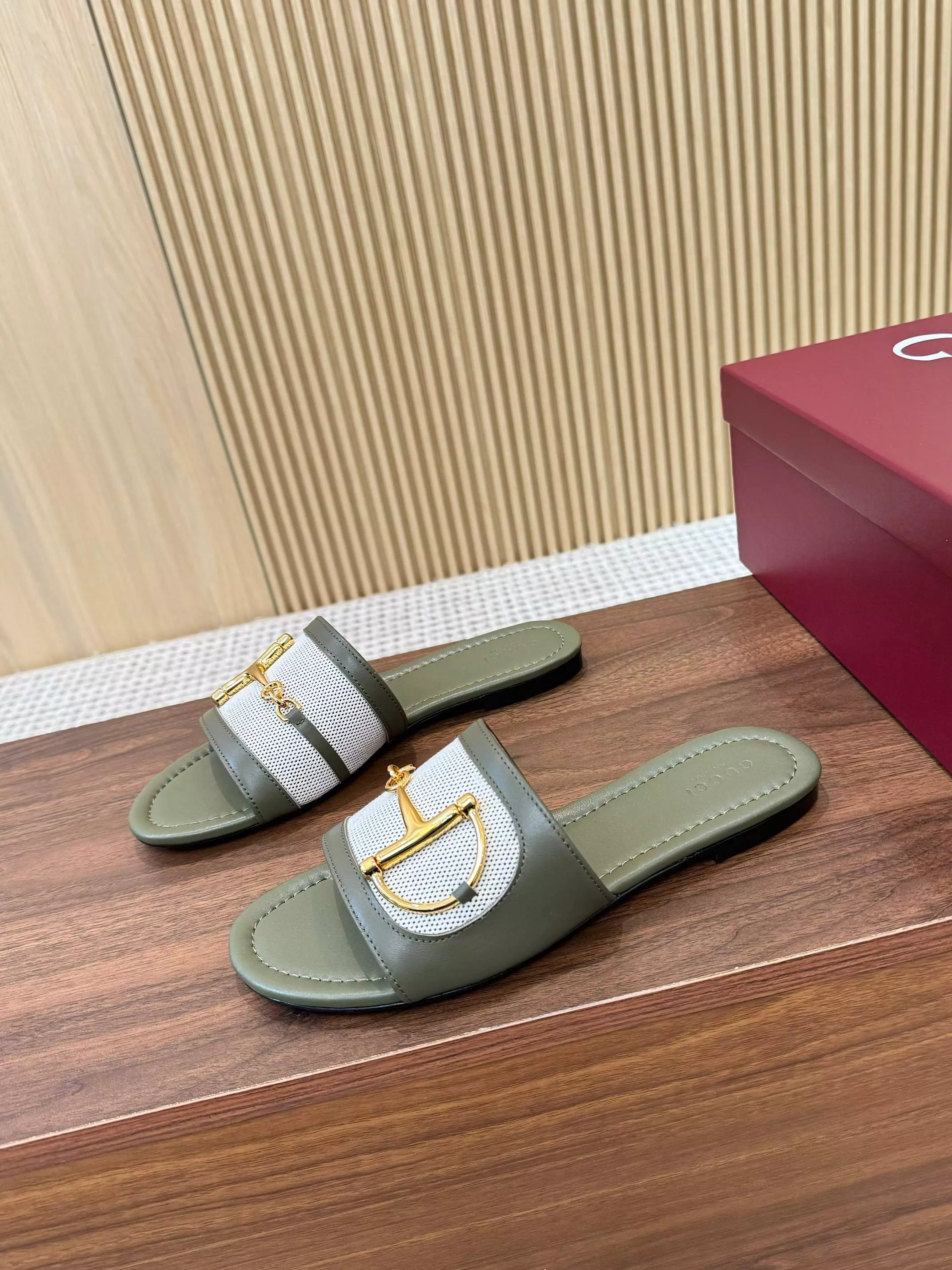Gucci Slippers For Women Sleek 570
