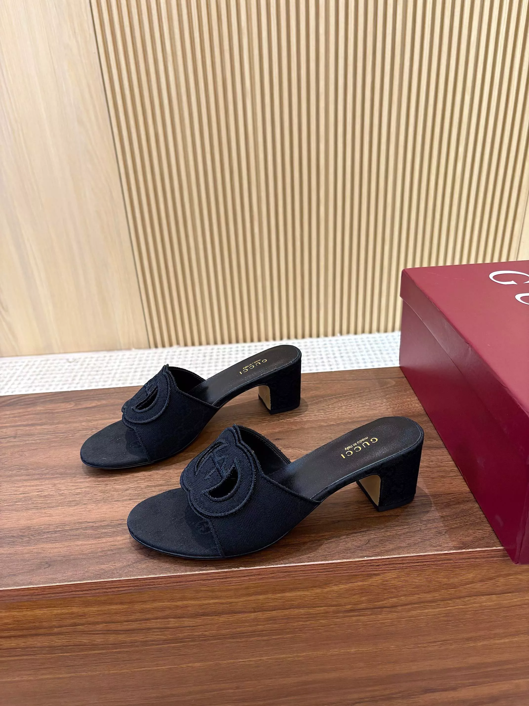 Gucci Slippers For Women Trendsetting 3332