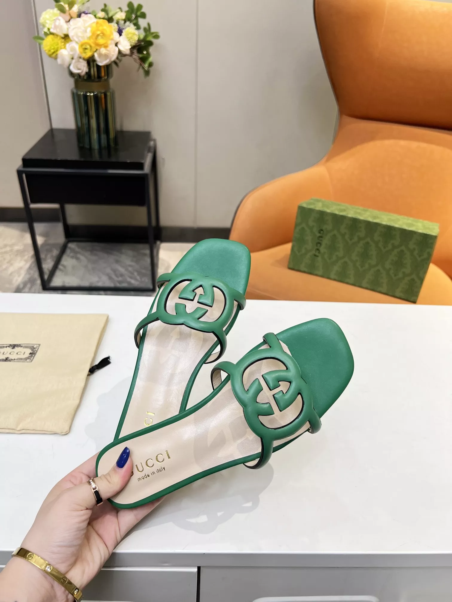 Gucci Slippers For Women Versatile 9184
