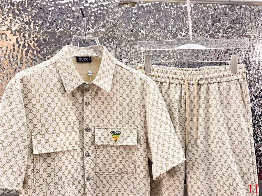 Gucci Tracksuits Short Sleeved For Men Durable 4556