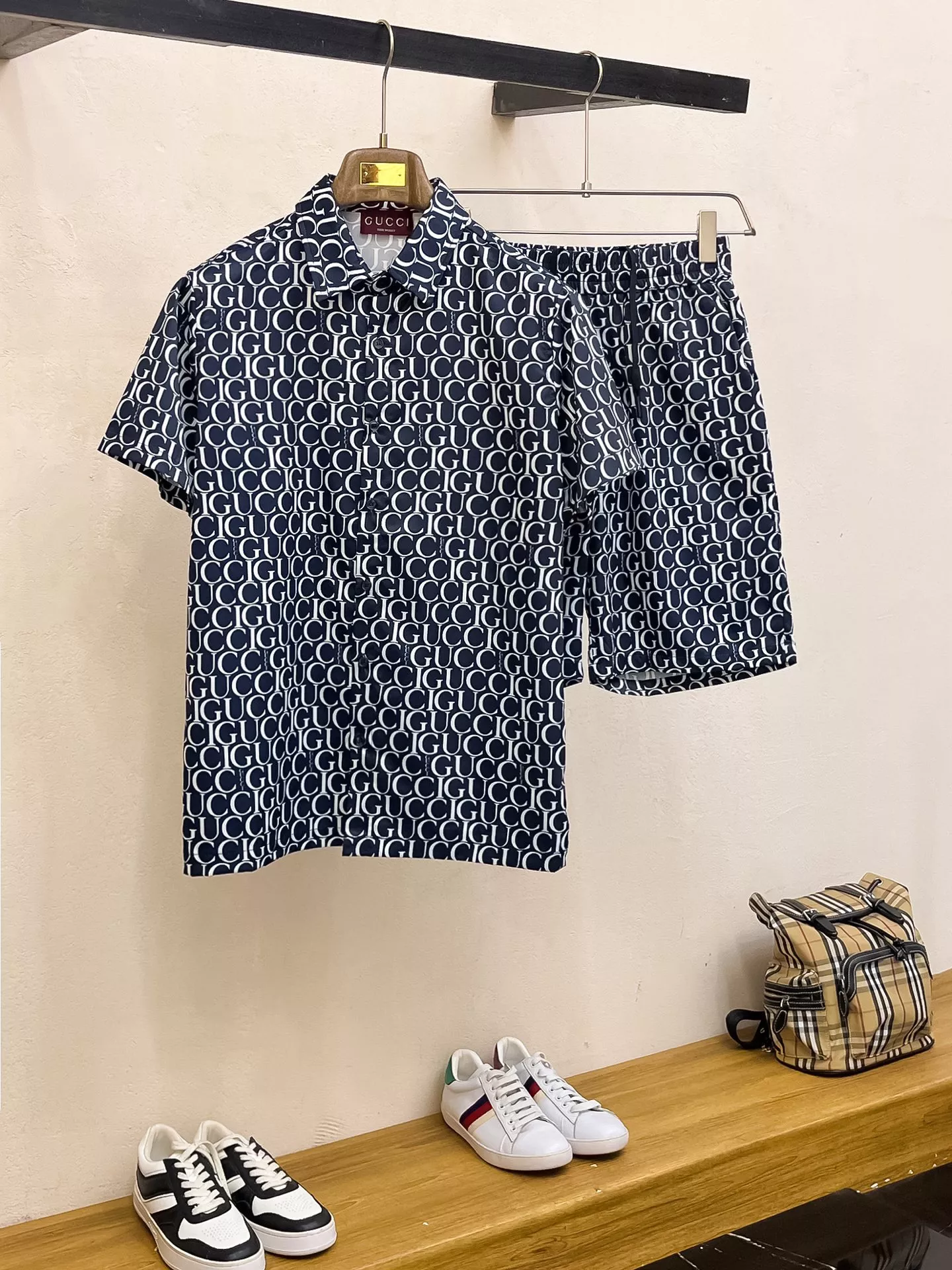 Gucci Tracksuits Short Sleeved For Men Fashionable 9417