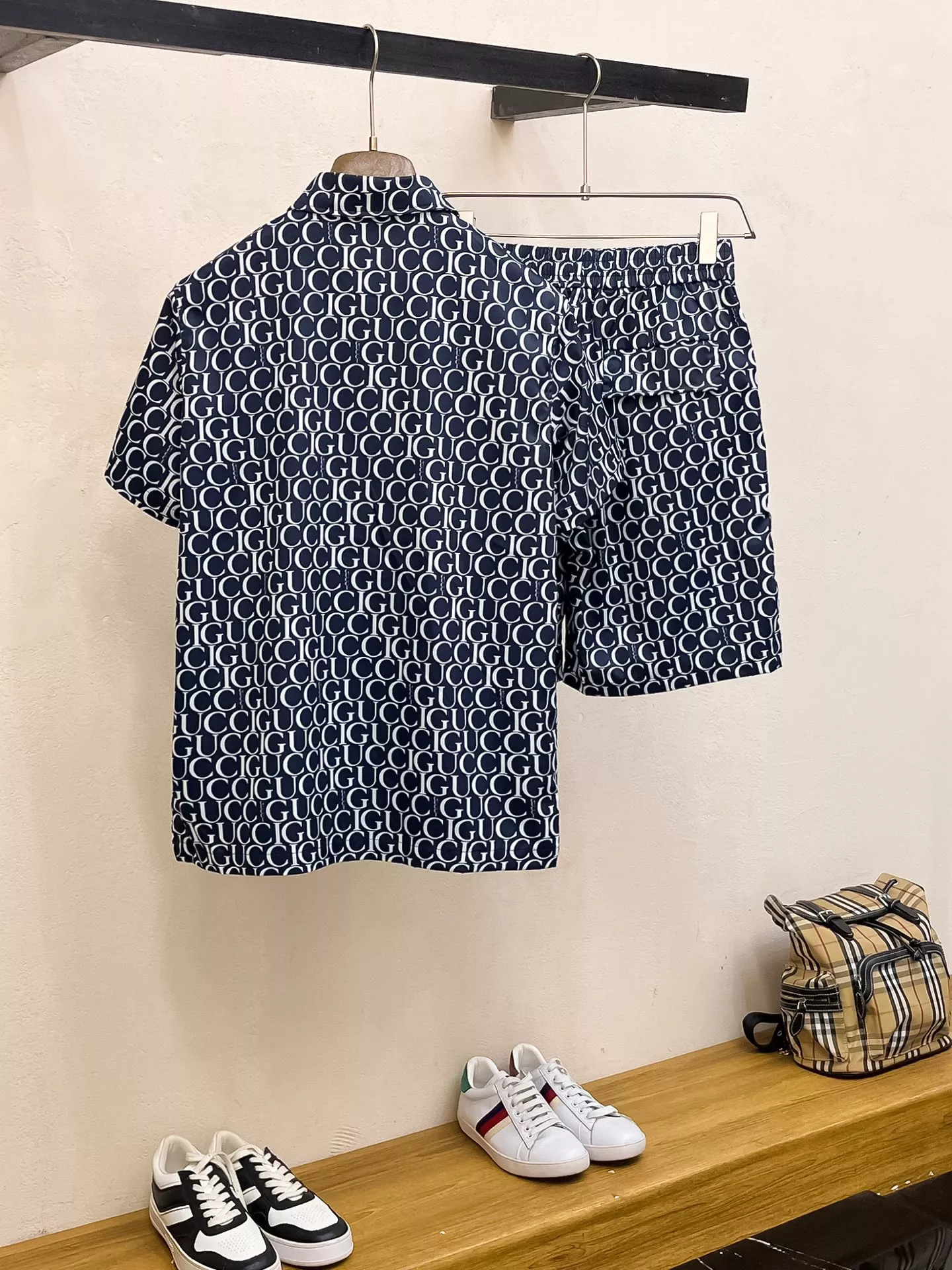 Gucci Tracksuits Short Sleeved For Men Fashionable 9417