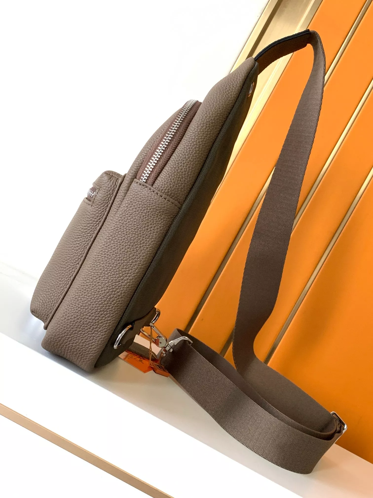 Hermes AAA Man Messenger Bags Sleek 8535