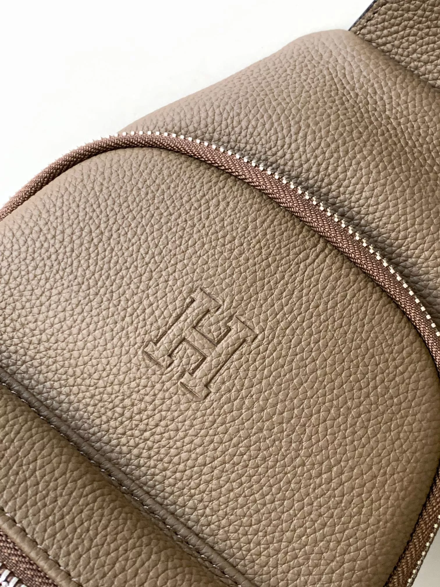Hermes AAA Man Messenger Bags Sleek 8535