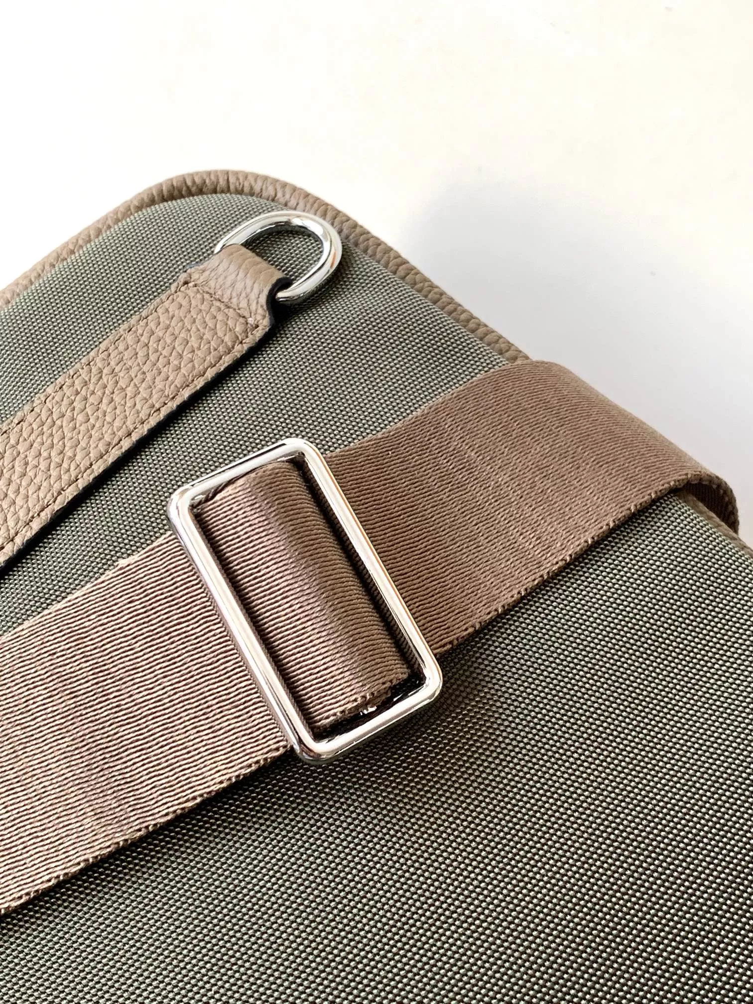 Hermes AAA Man Messenger Bags Sleek 8535