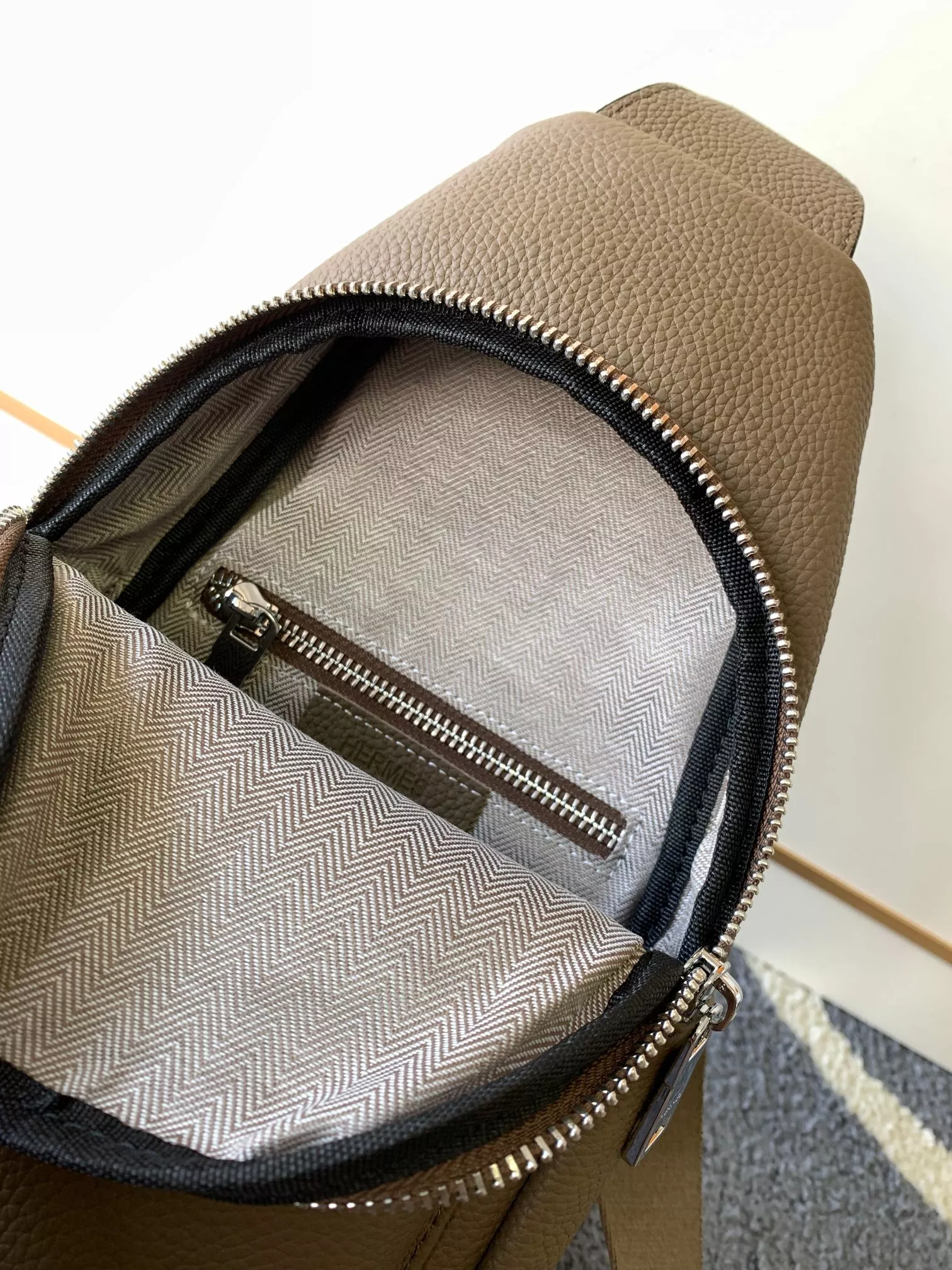Hermes AAA Man Messenger Bags Sleek 8535