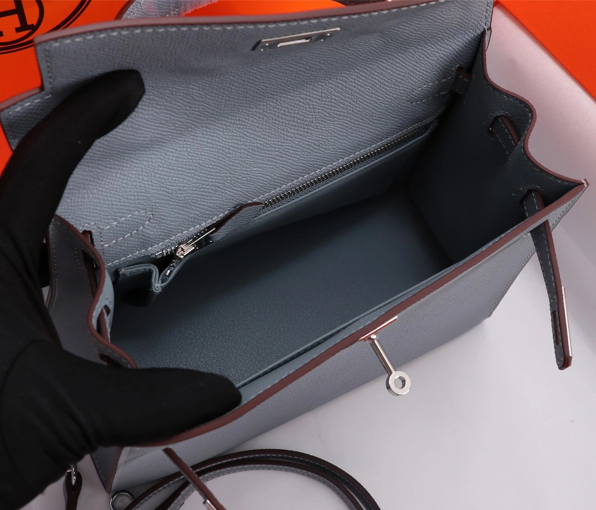 Hermes AAA Quality Handbags For Women Minimalist 5929