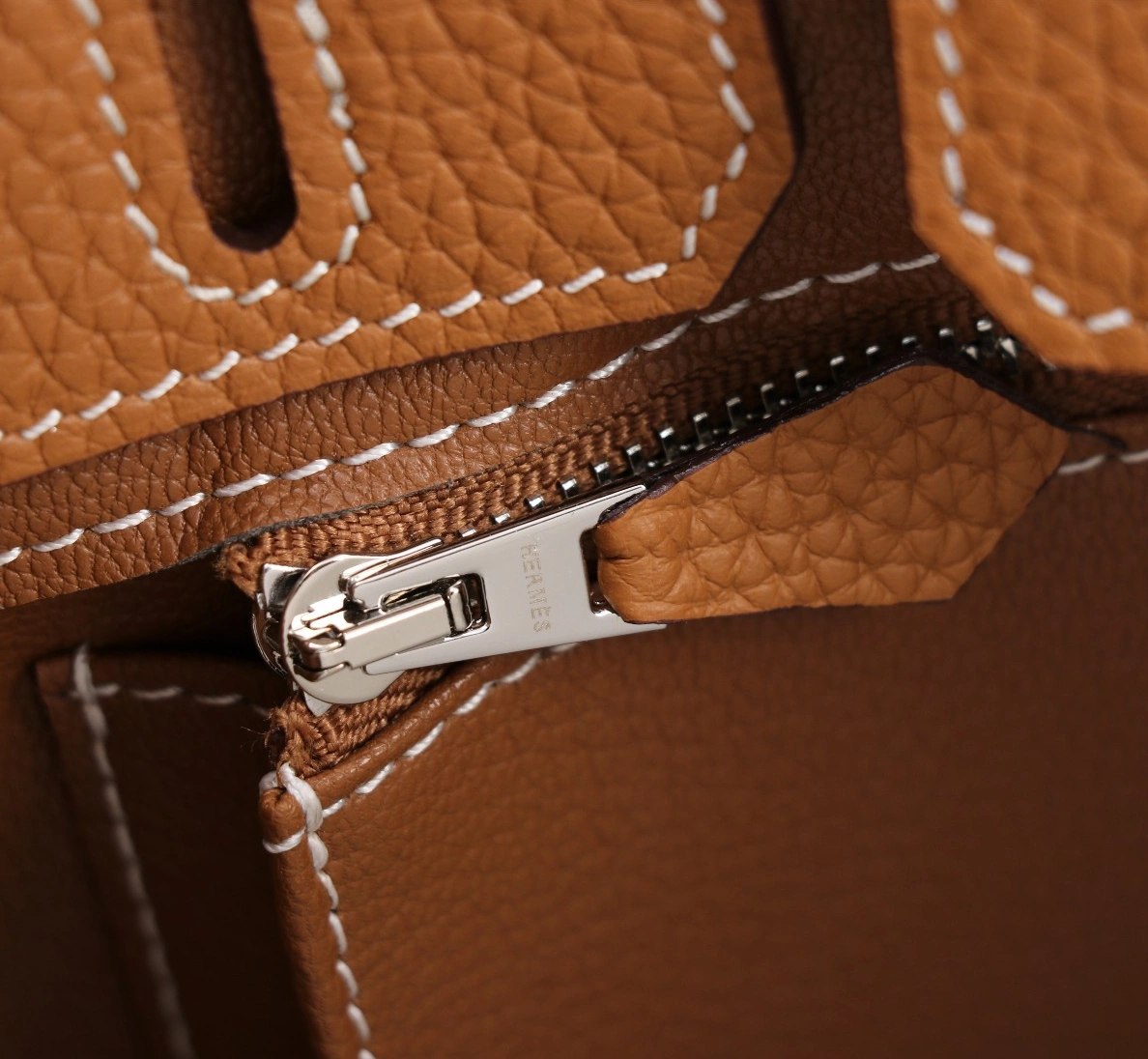 Hermes AAA Quality Handbags For Women Trendsetting 140