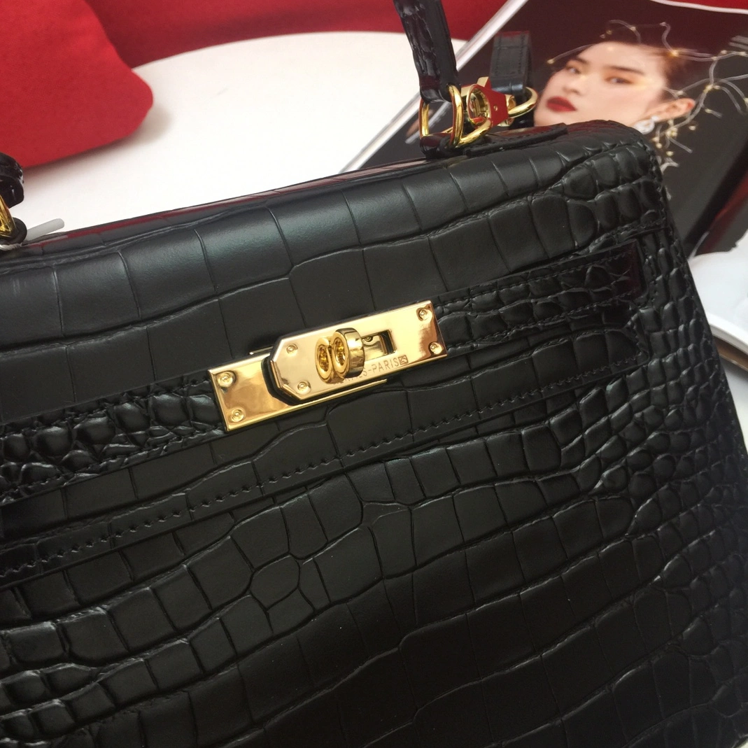Hermes AAA Quality Handbags For Women Vibrant 6638