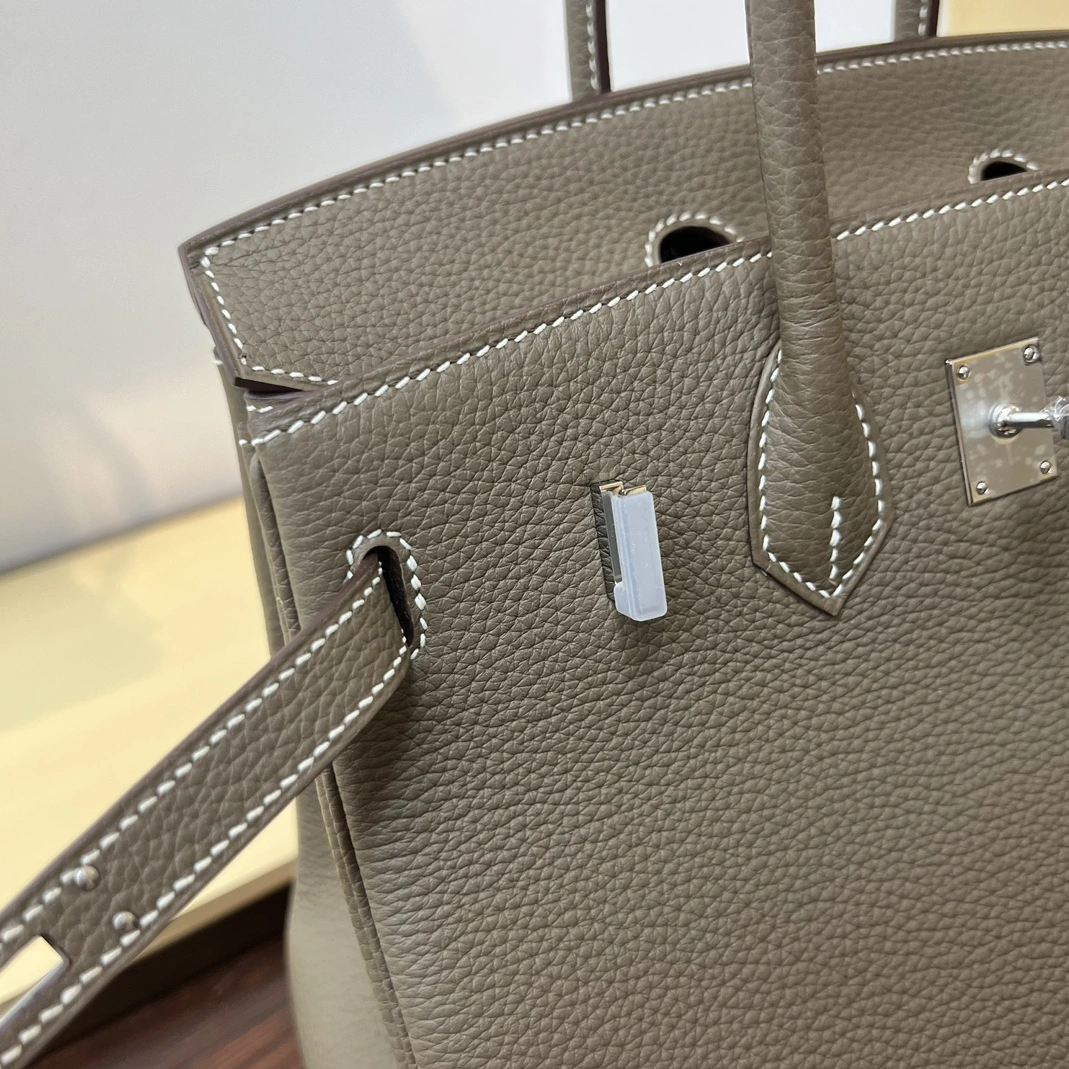 Hermes AAA Quality Handbags For Women Vibrant 7452