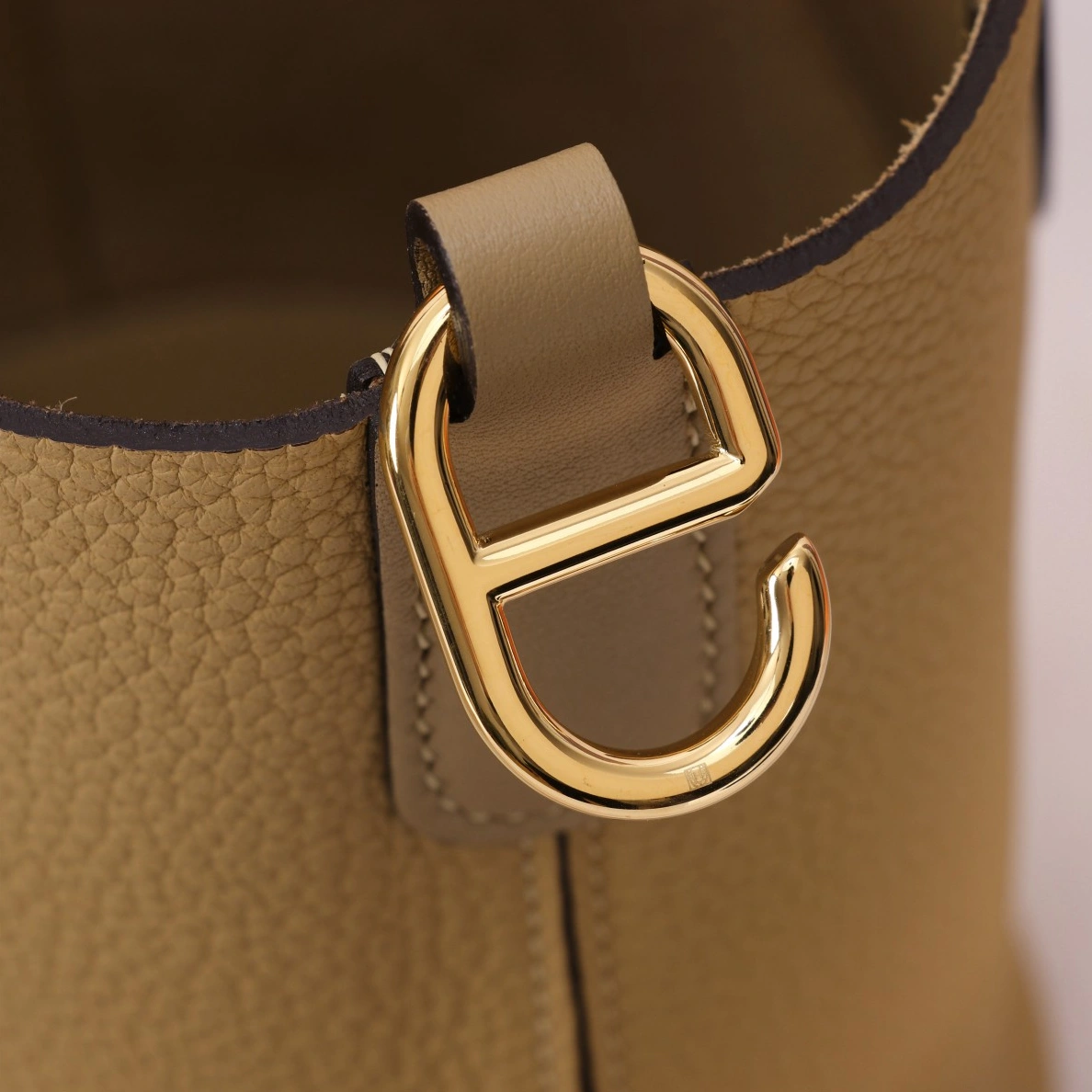 Hermes AAA Quality Handbags In Gold For Women Elegant 7898