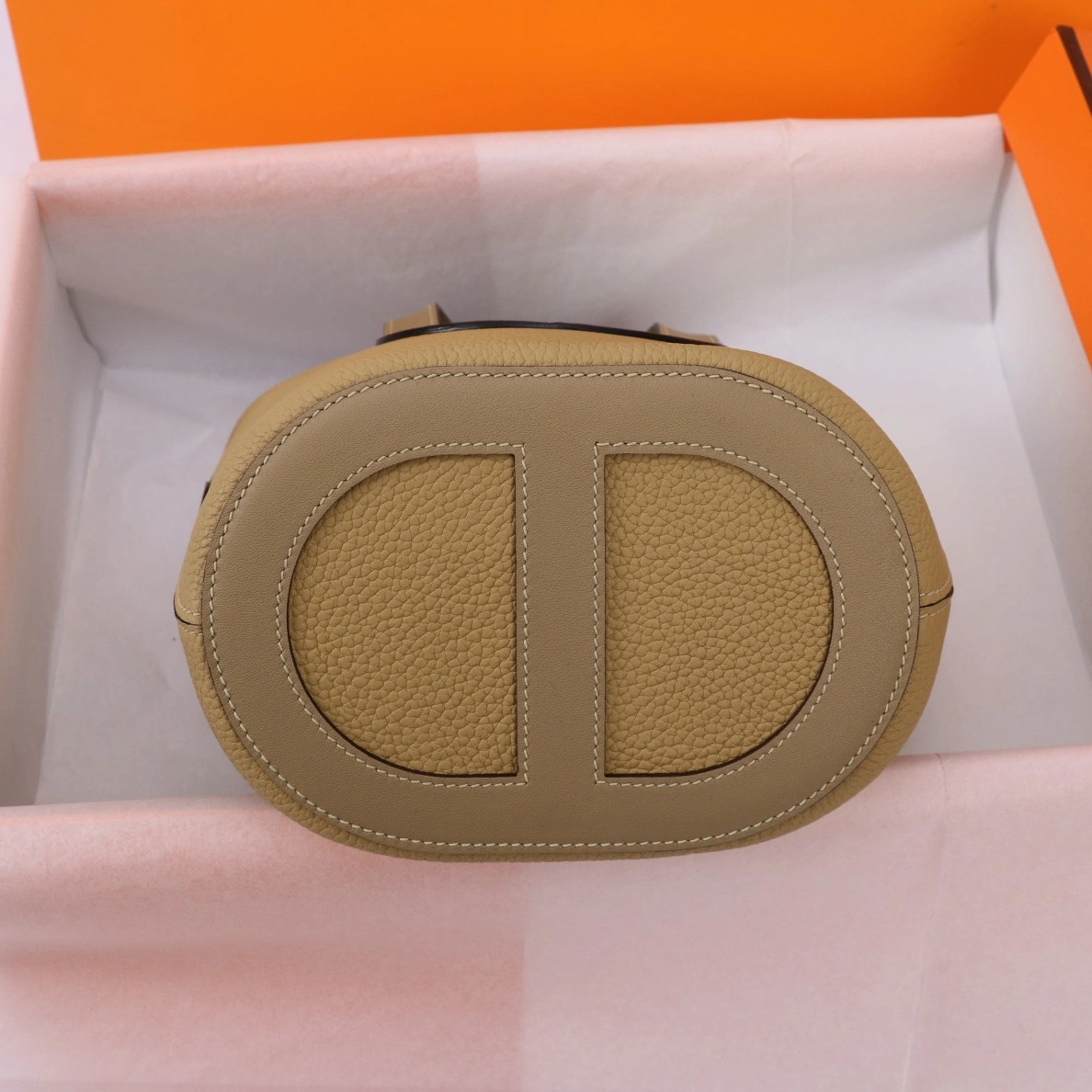 Hermes AAA Quality Handbags In Gold For Women Elegant 7898