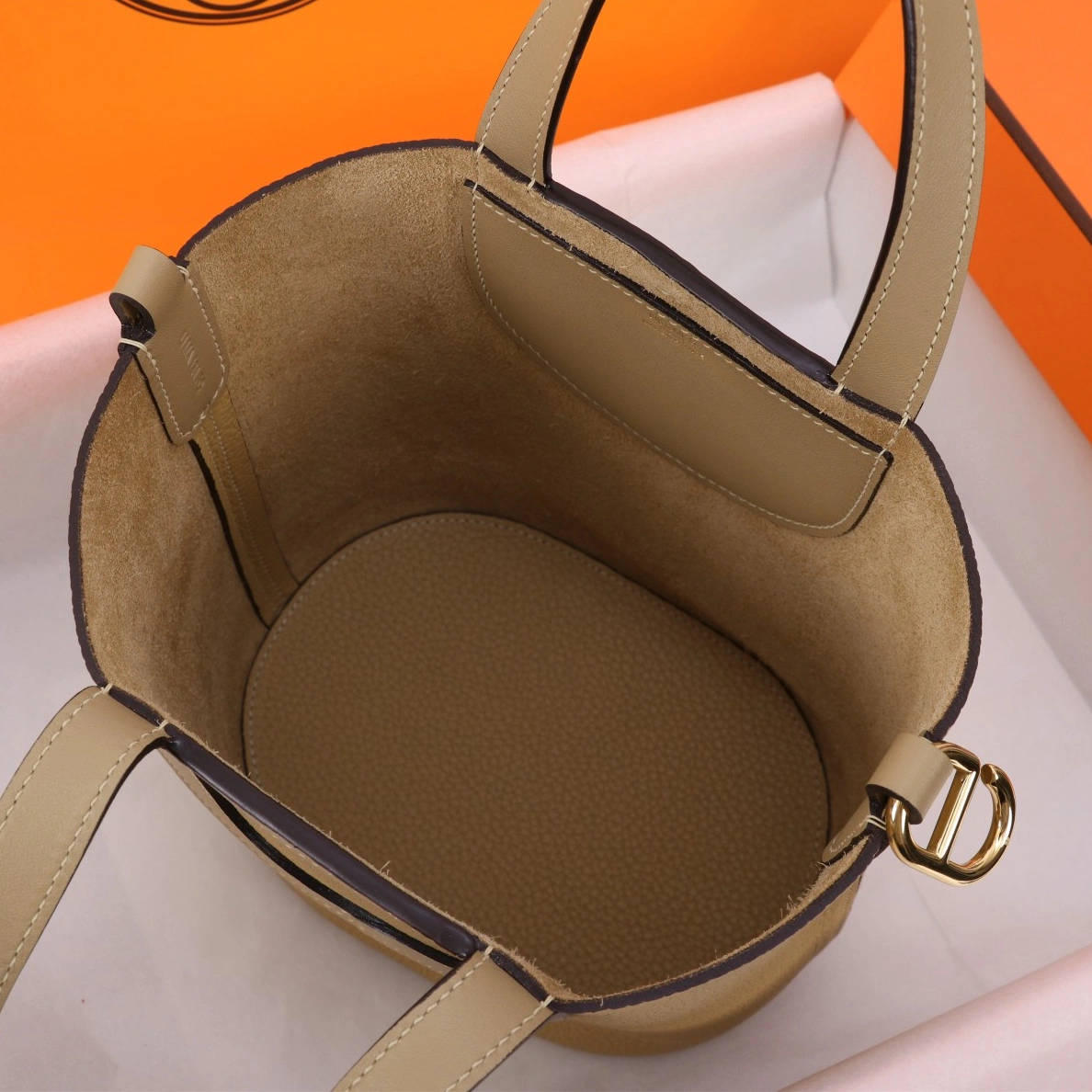 Hermes AAA Quality Handbags In Gold For Women Elegant 7898
