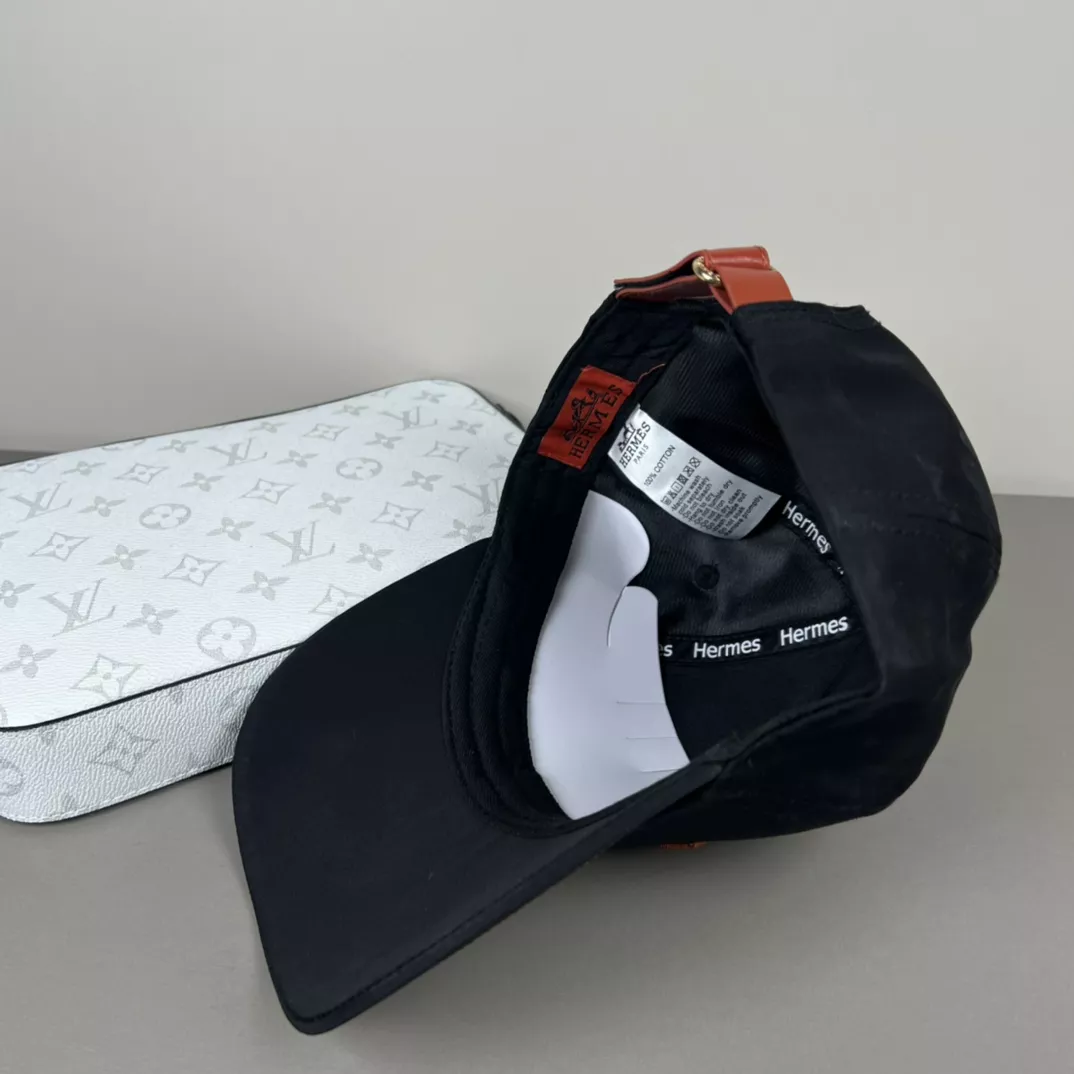 Hermes Caps Compact 8640