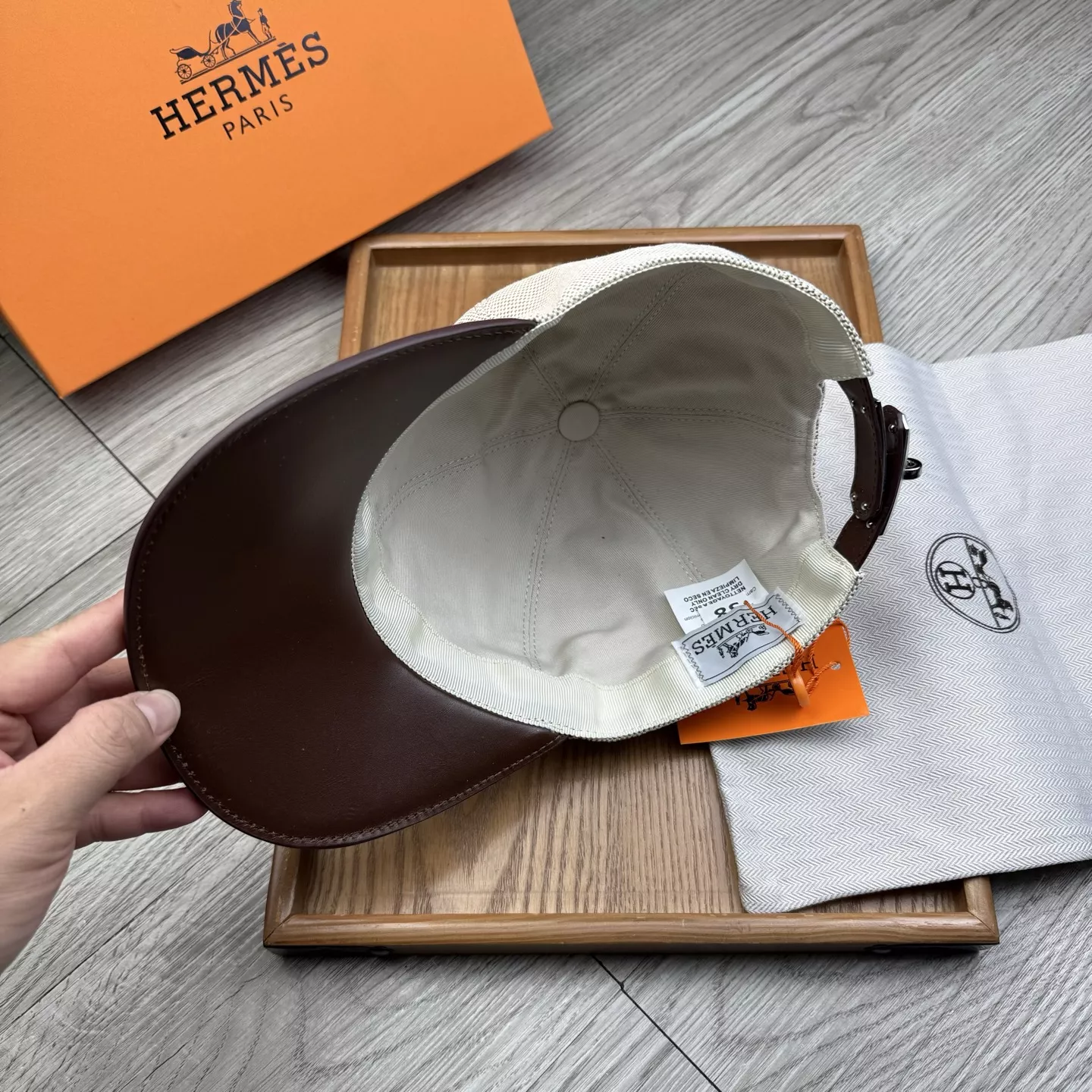 Hermes Caps Lightweight 7263