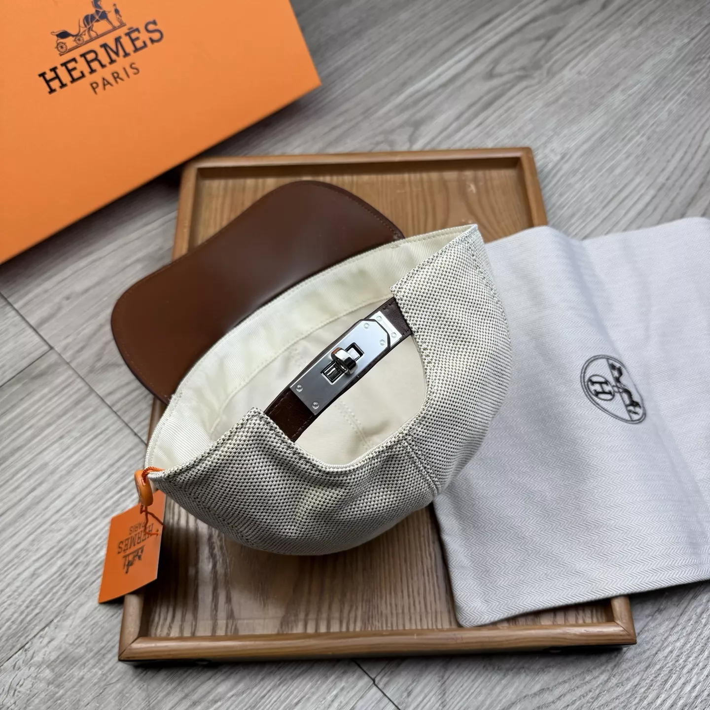 Hermes Caps Lightweight 7263