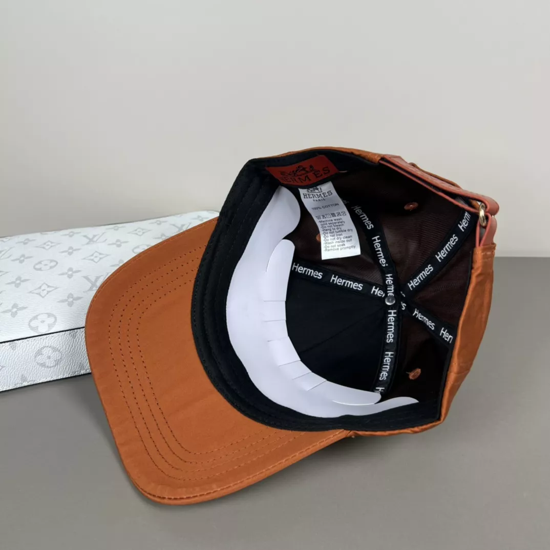 Hermes Caps Trendsetting 1551