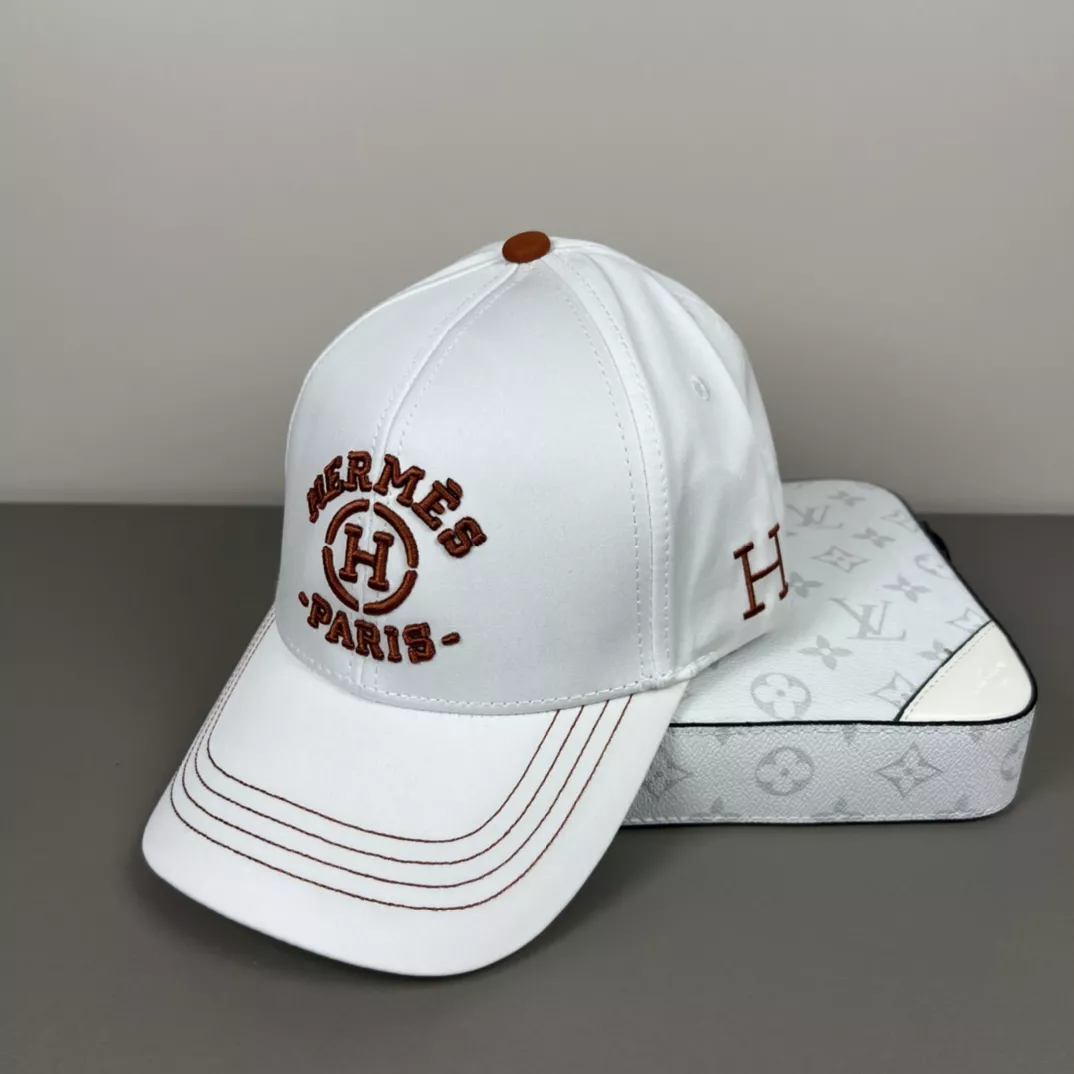 Hermes Caps Trendsetting 323