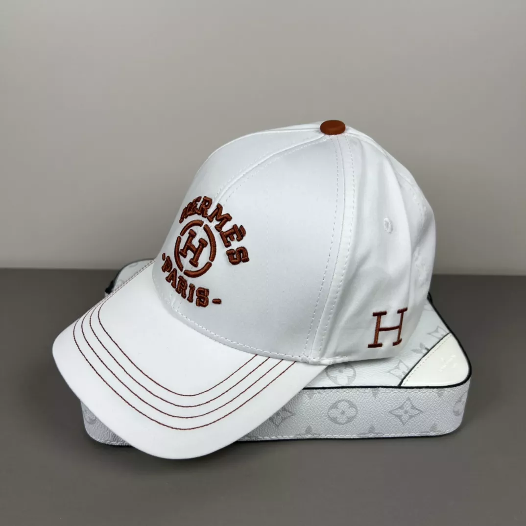Hermes Caps Trendsetting 323