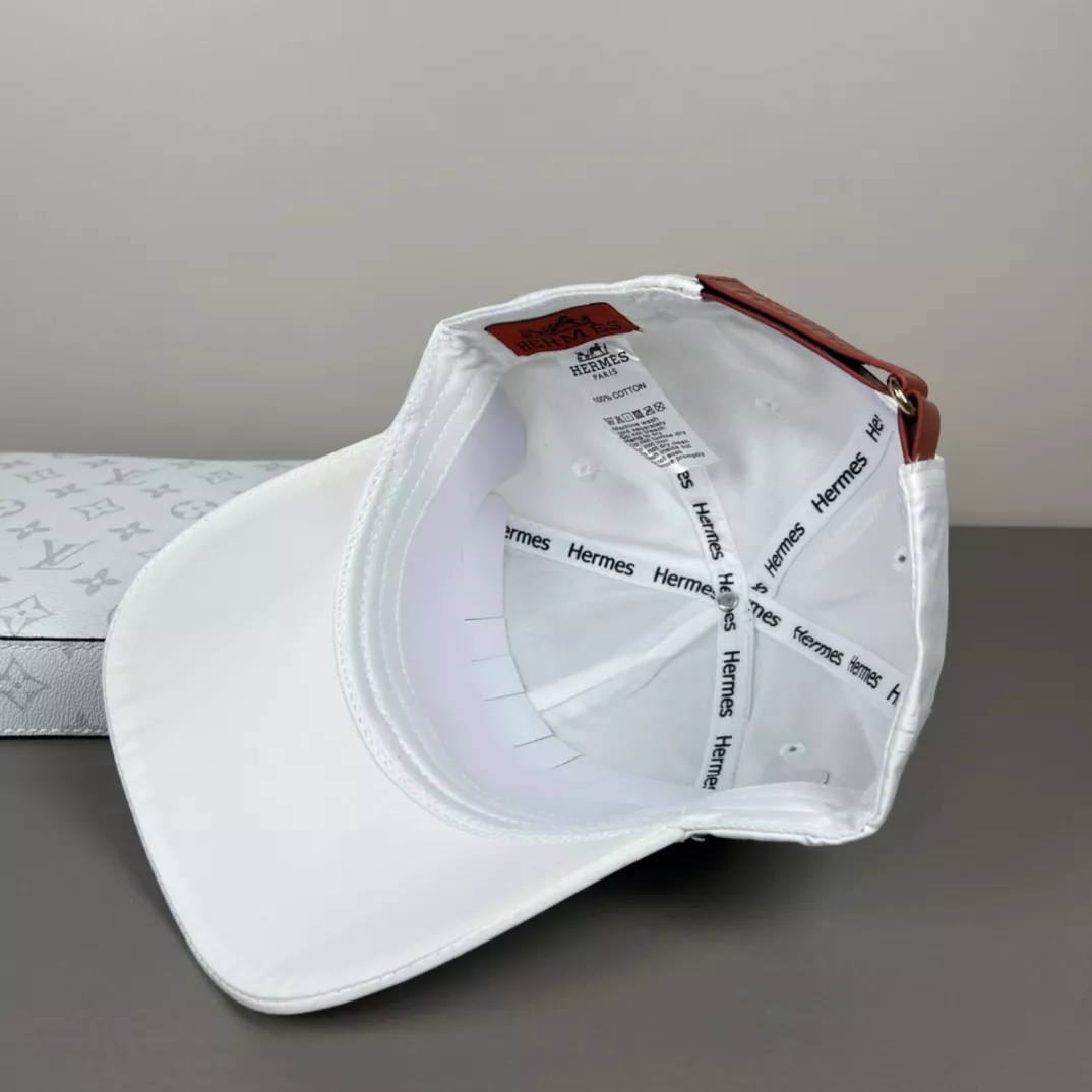Hermes Caps Trendsetting 323