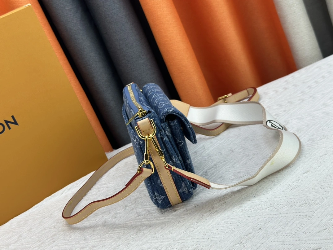 HighQuality 9108 Louis Vuitton AAA Quality Messenger Bags For Unisex