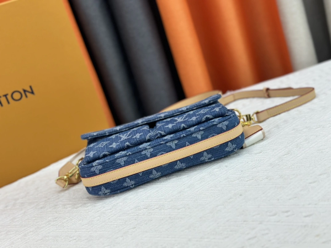 HighQuality 9108 Louis Vuitton AAA Quality Messenger Bags For Unisex