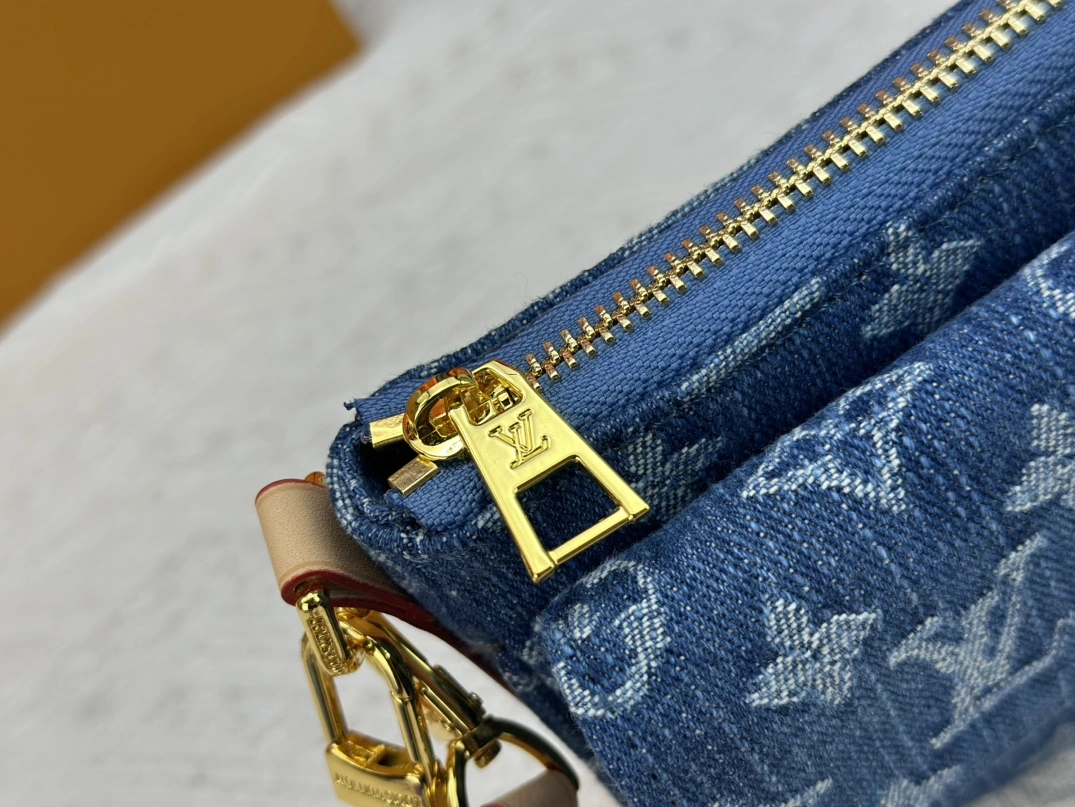 HighQuality 9108 Louis Vuitton AAA Quality Messenger Bags For Unisex