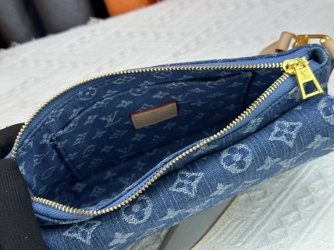 HighQuality 9108 Louis Vuitton AAA Quality Messenger Bags For Unisex