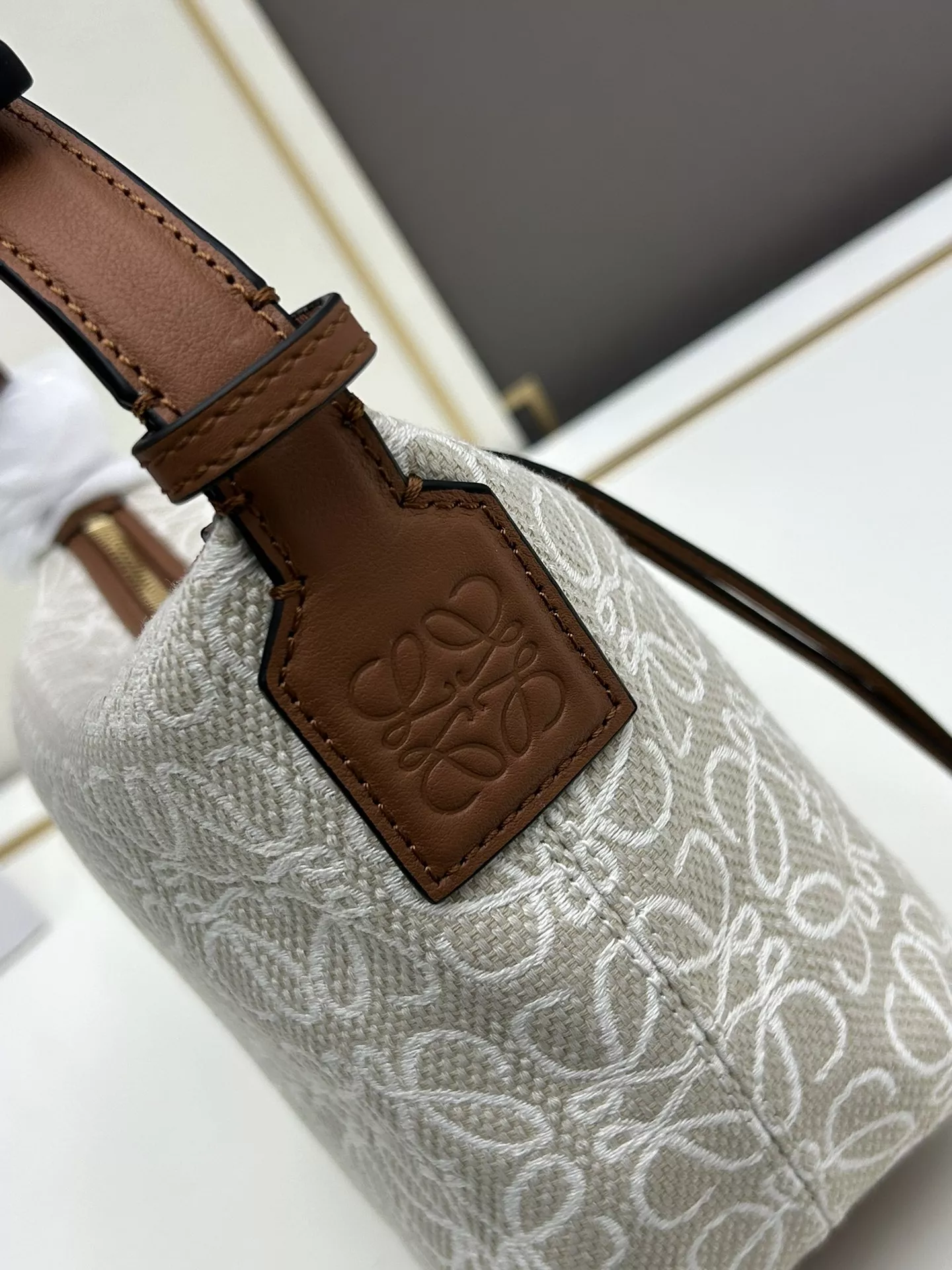 LOEWE AAA Quality Handbags For Women Compact 6816