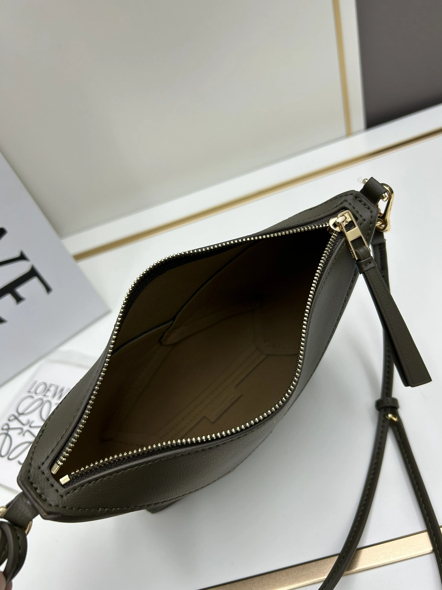LOEWE AAA Quality Messenger Bags Breathable 3575