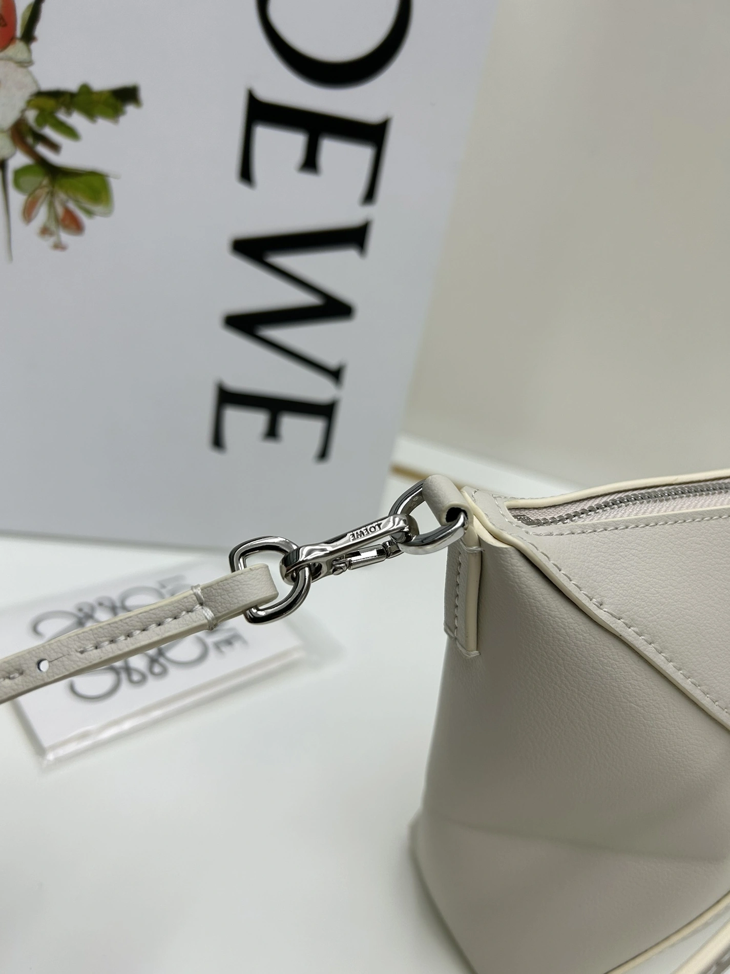 LOEWE AAA Quality Messenger Bags Efficient 5900