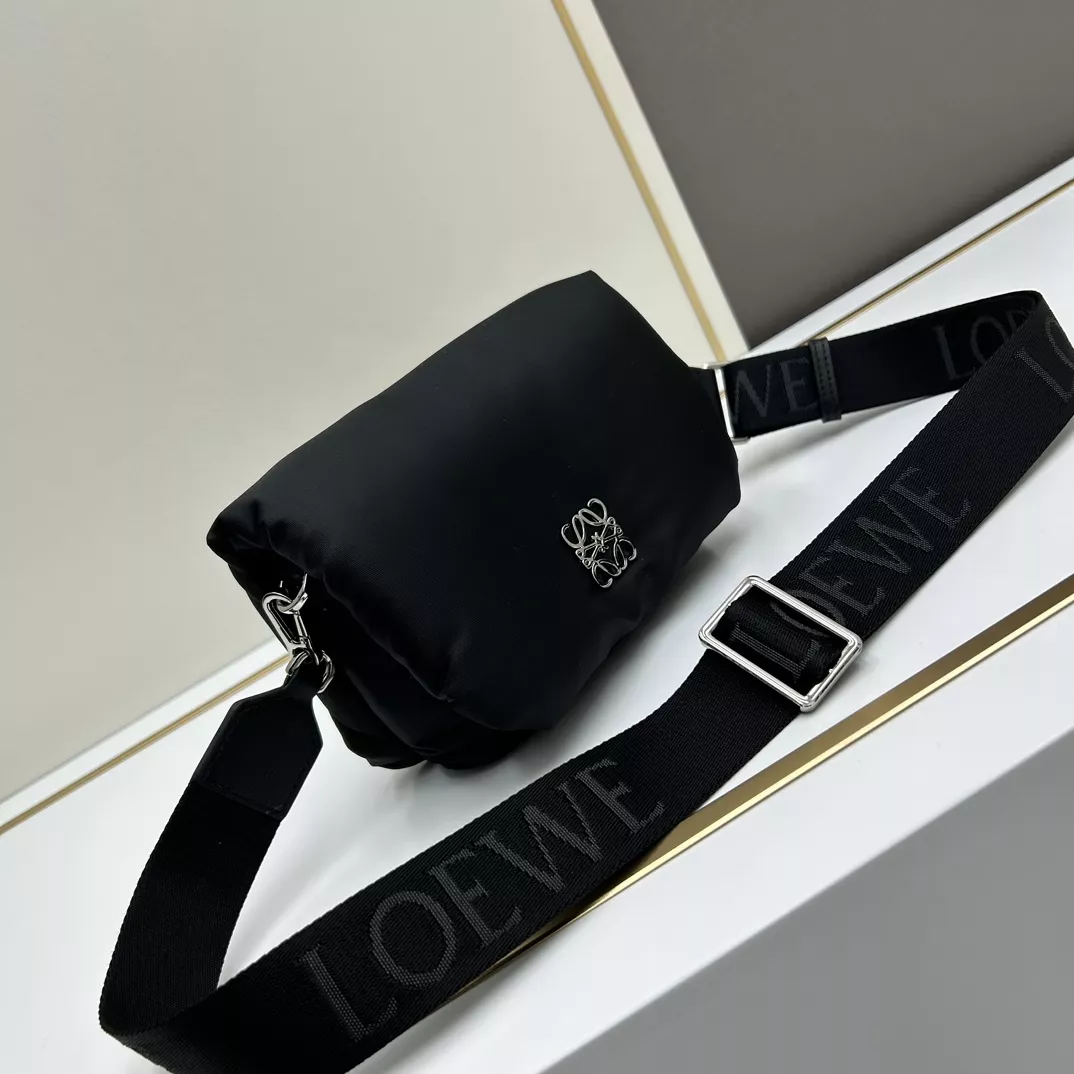 LOEWE AAA Quality Messenger Bags For Unisex EasyMatch 3576