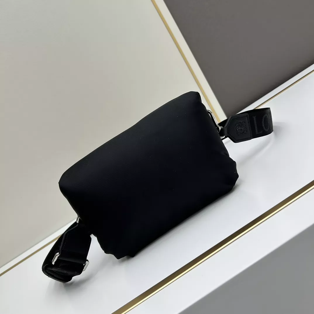 LOEWE AAA Quality Messenger Bags For Unisex EasyMatch 3576