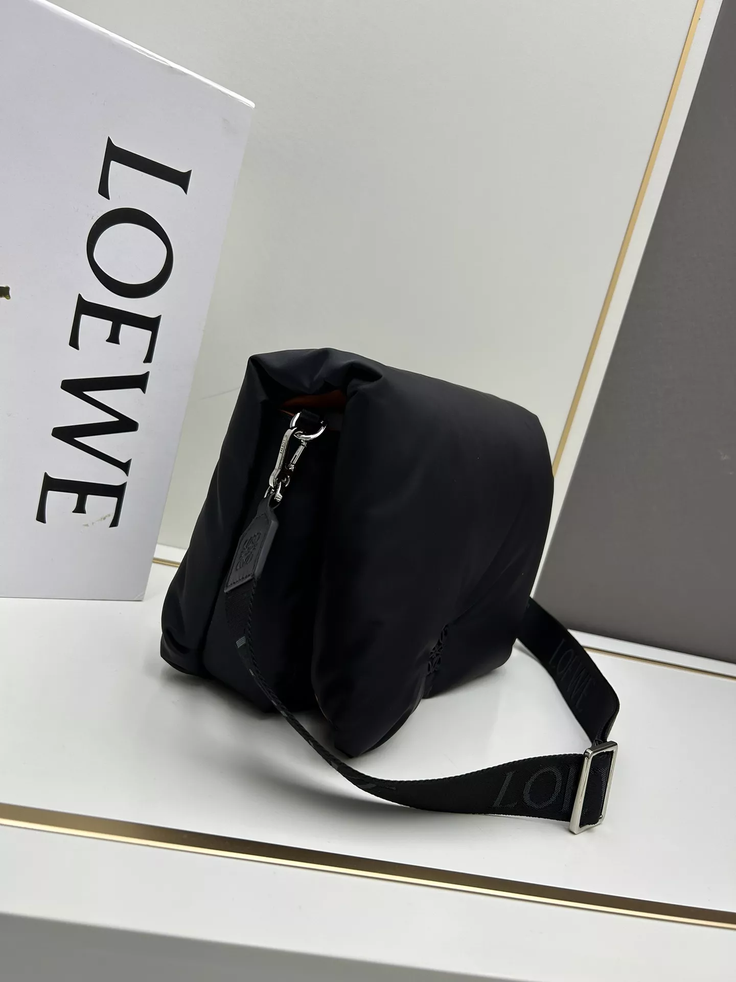 LOEWE AAA Quality Messenger Bags For Unisex EasyMatch 5221