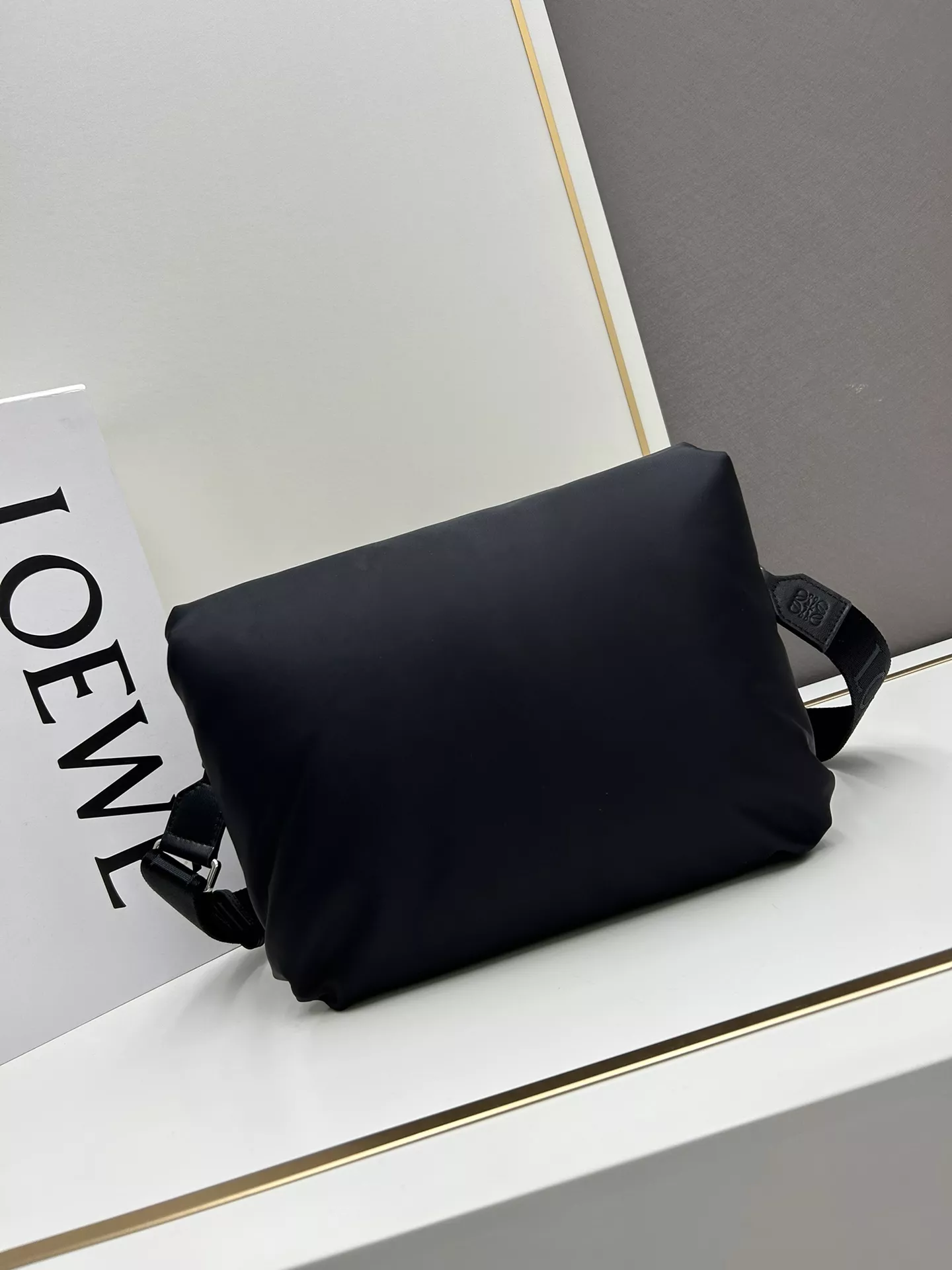 LOEWE AAA Quality Messenger Bags For Unisex EasyMatch 5221