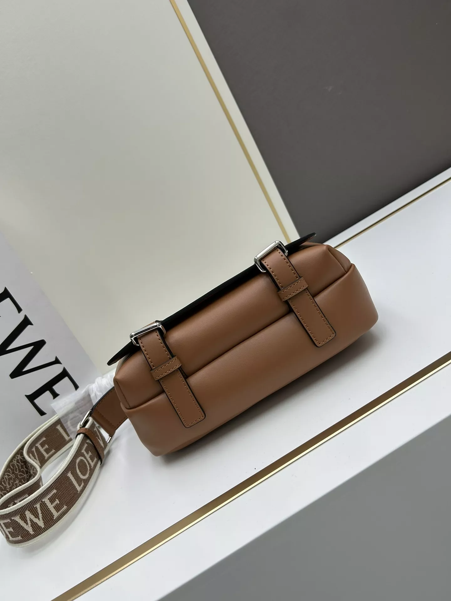LOEWE AAA Quality Messenger Bags For Unisex Lightweight 6581
