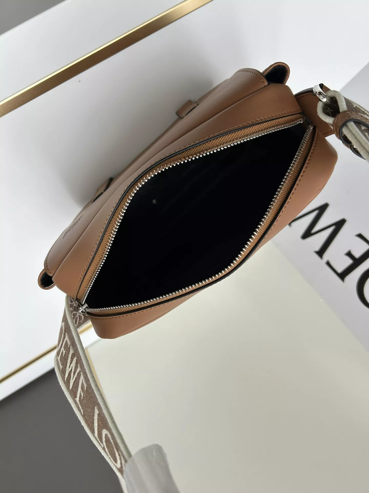 LOEWE AAA Quality Messenger Bags For Unisex Lightweight 6581