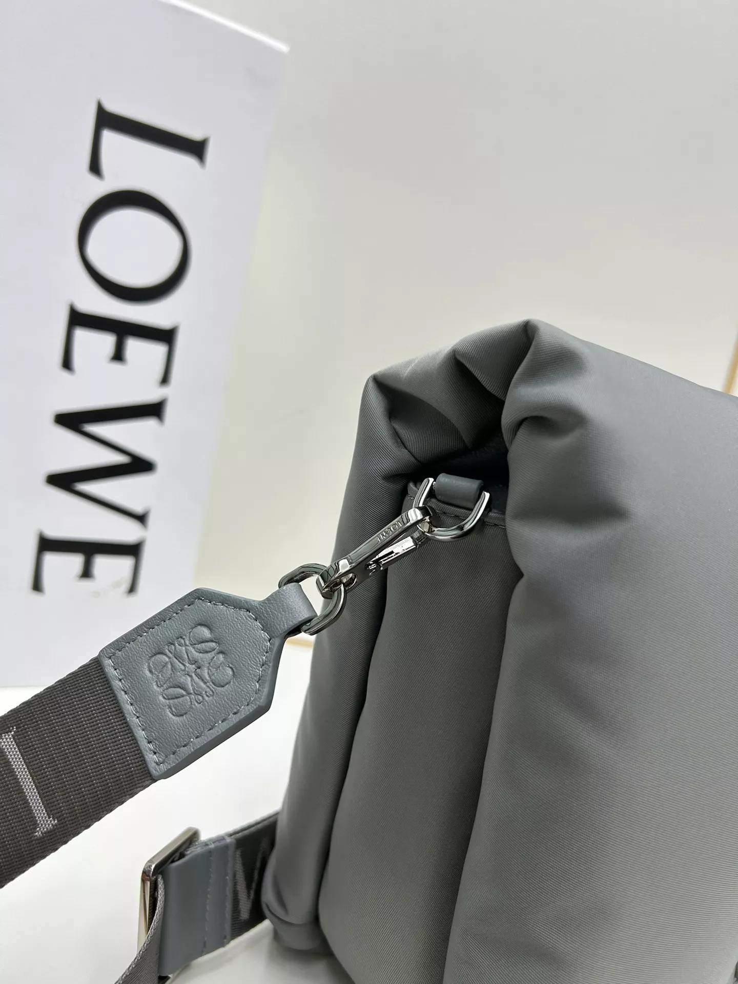 LOEWE AAA Quality Messenger Bags For Unisex Lightweight 6889