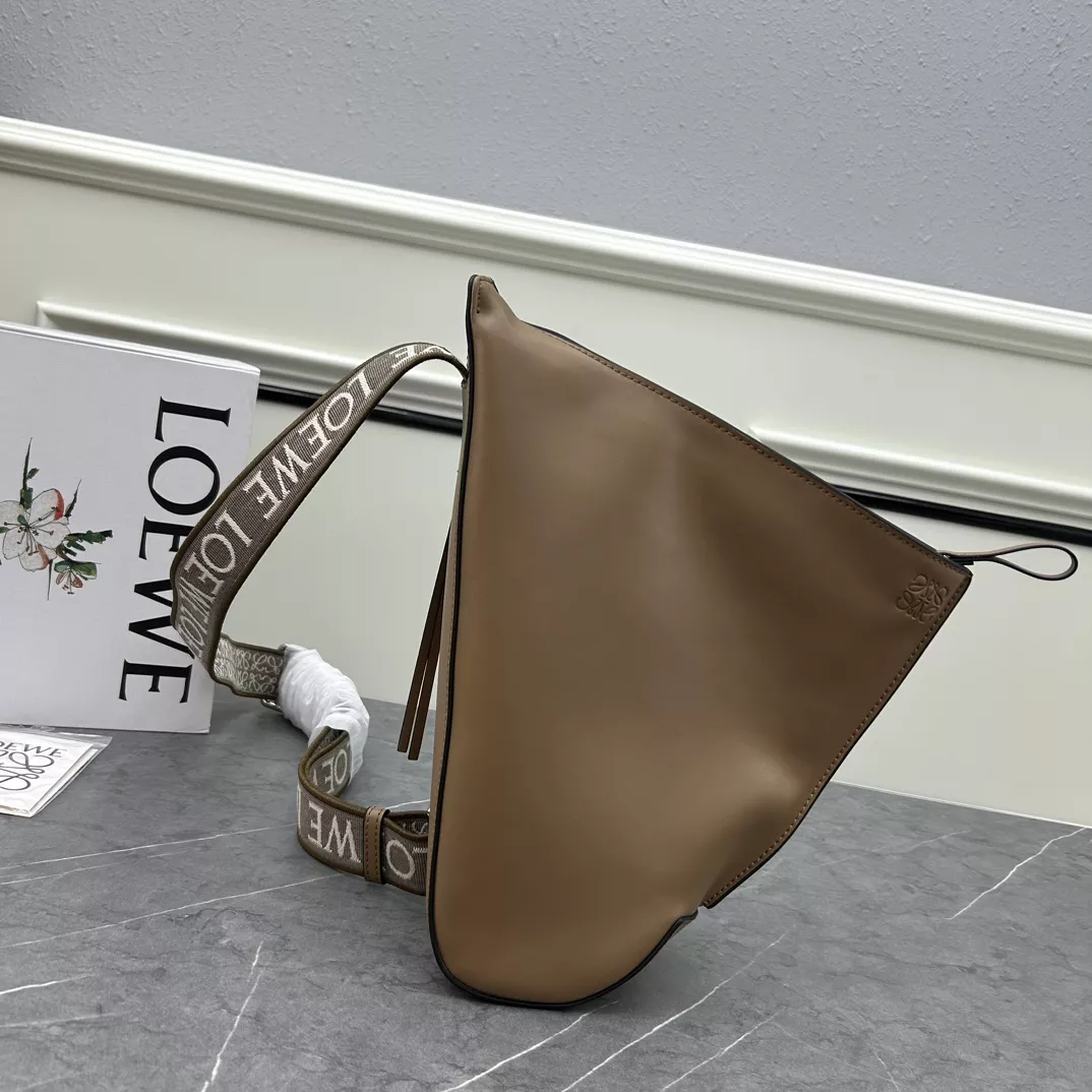 LOEWE AAA Quality Messenger Bags For Unisex Minimalist 3251
