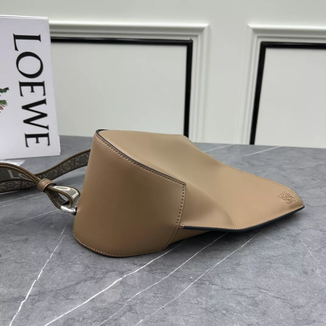 LOEWE AAA Quality Messenger Bags For Unisex Minimalist 3251