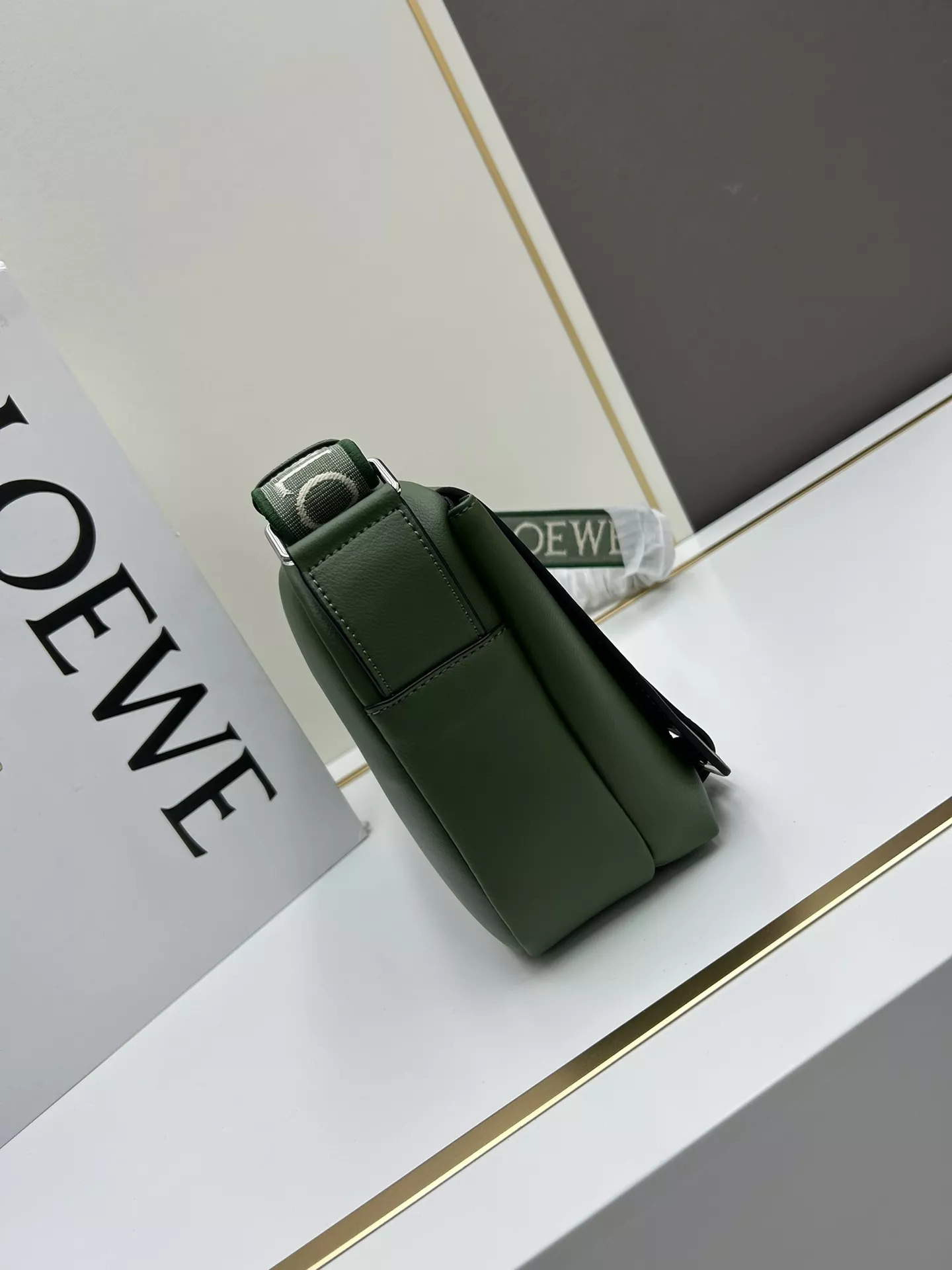 LOEWE AAA Quality Messenger Bags For Unisex Resilient 9744